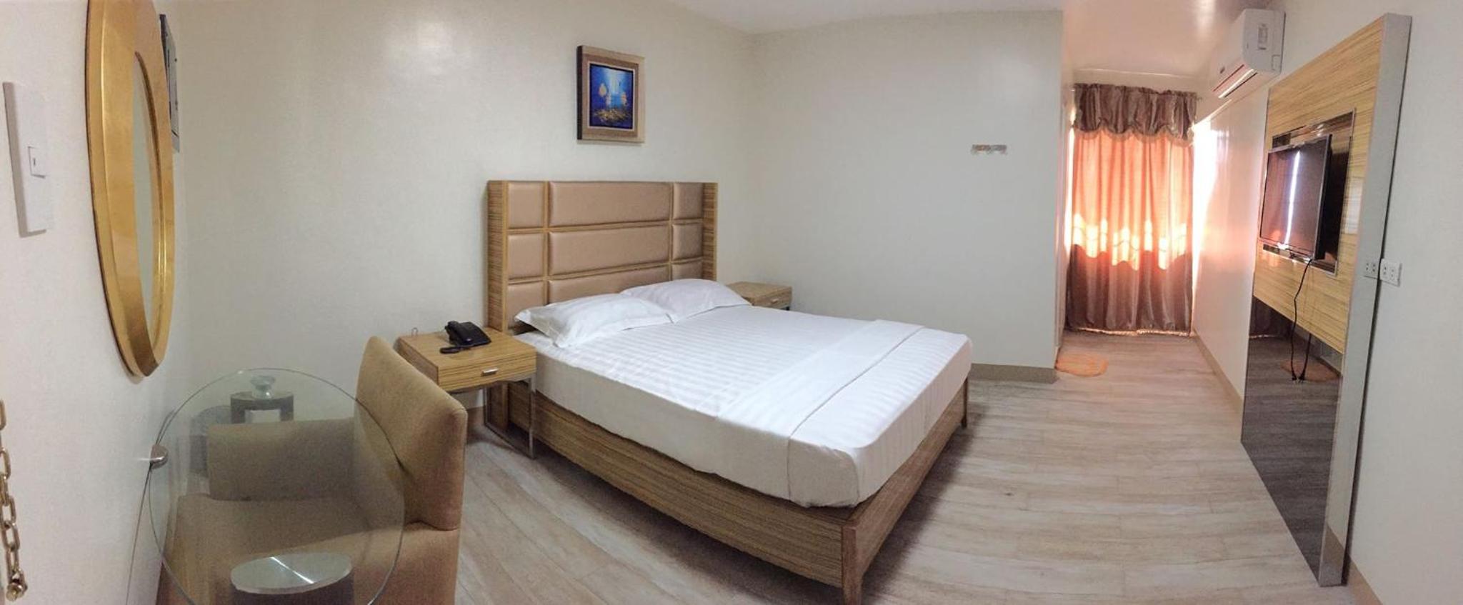 Deluxe Queen Suite