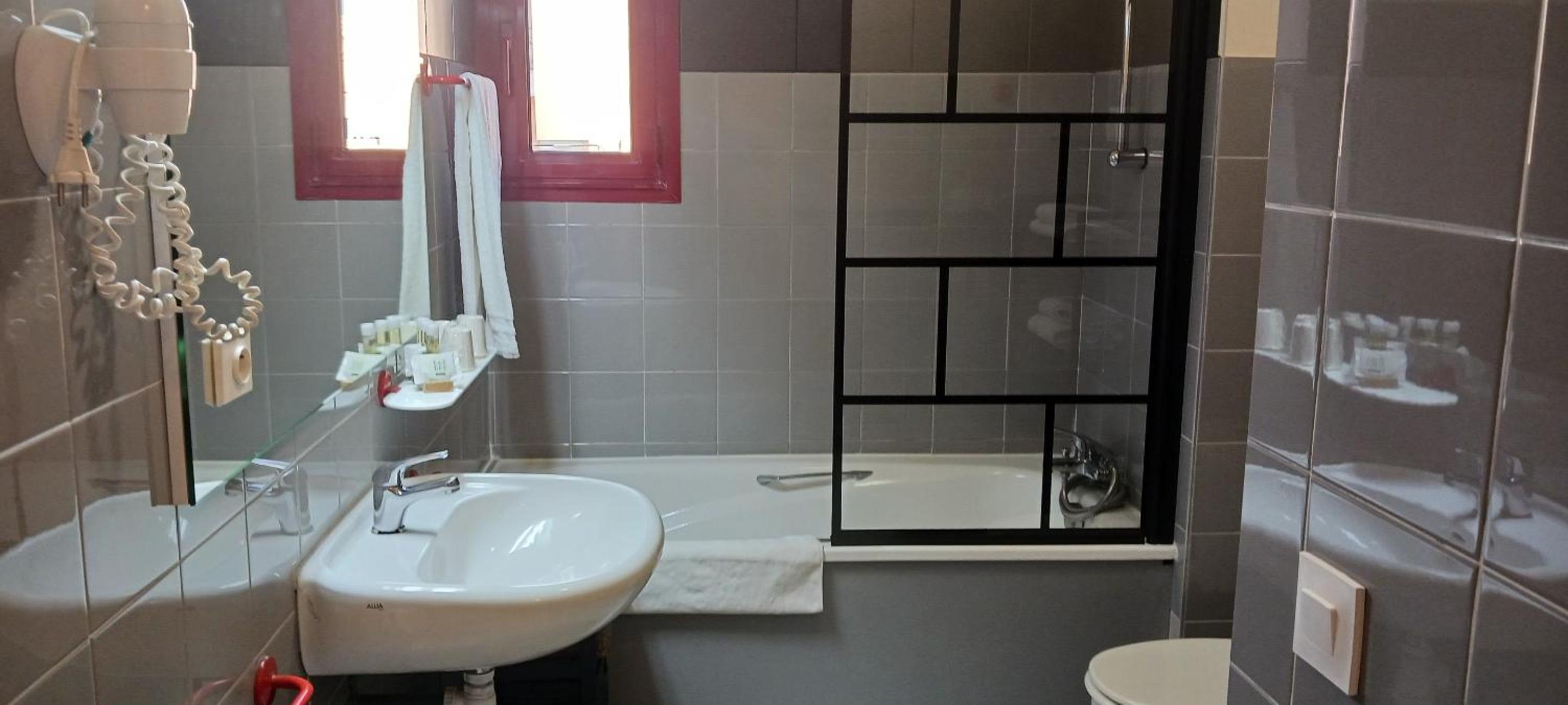 Standard Double Room - Photo 4