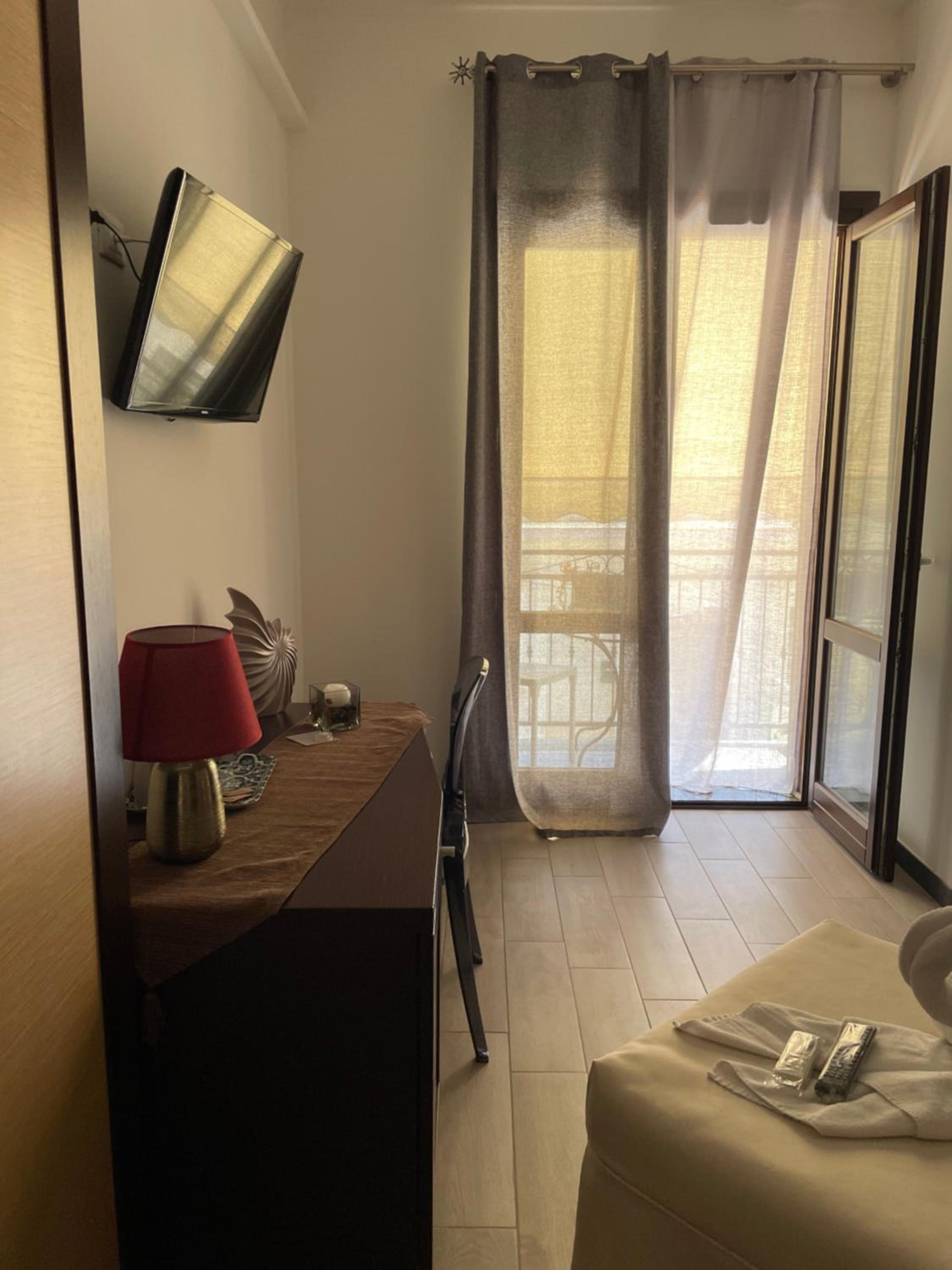 Deluxe Single Room with Balcony photo 3