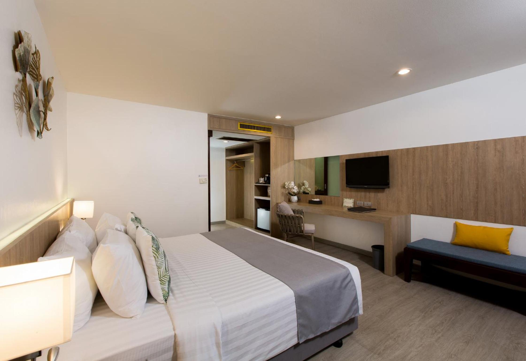 Superior Double Room Pool Wing - Photo 3