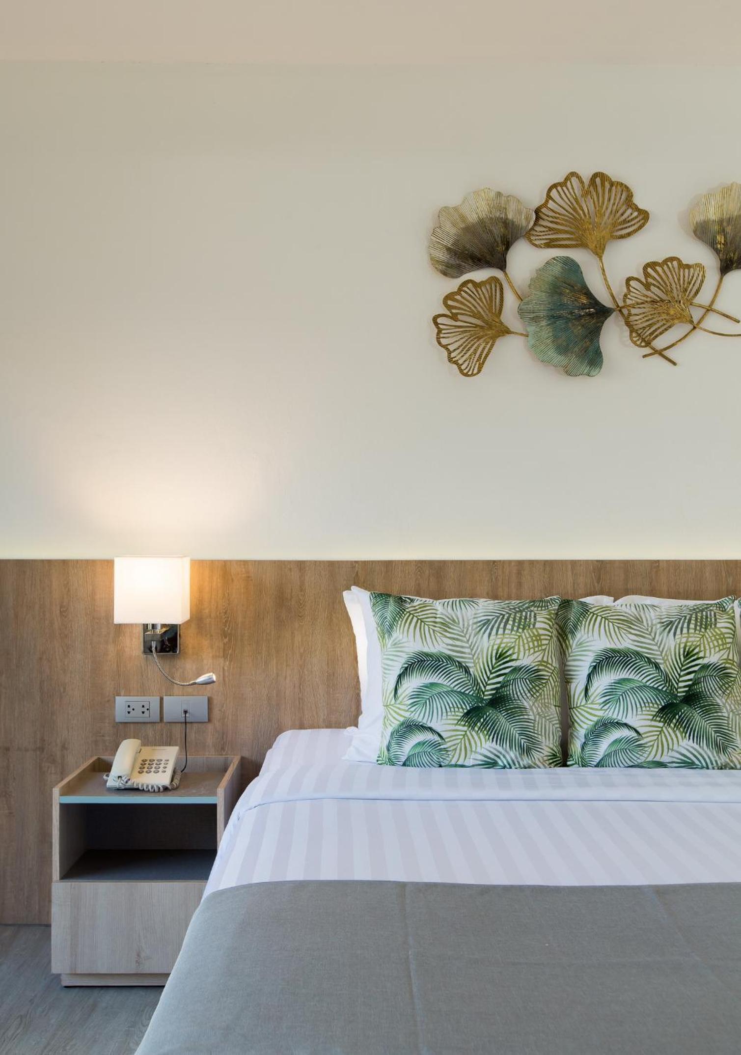 Superior Double Room Pool Wing - Photo 4