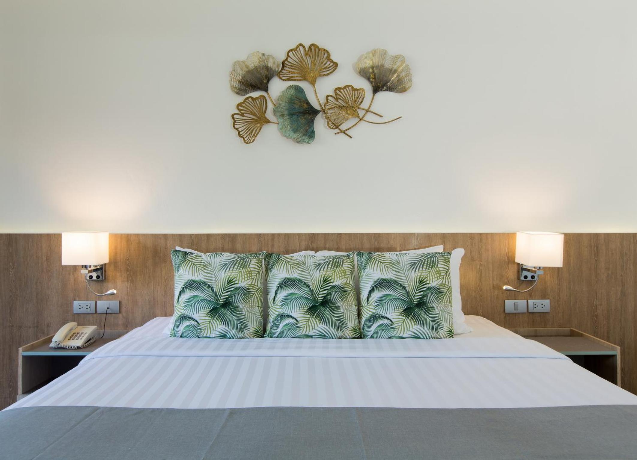 Superior Double Room Pool Wing - Photo 7