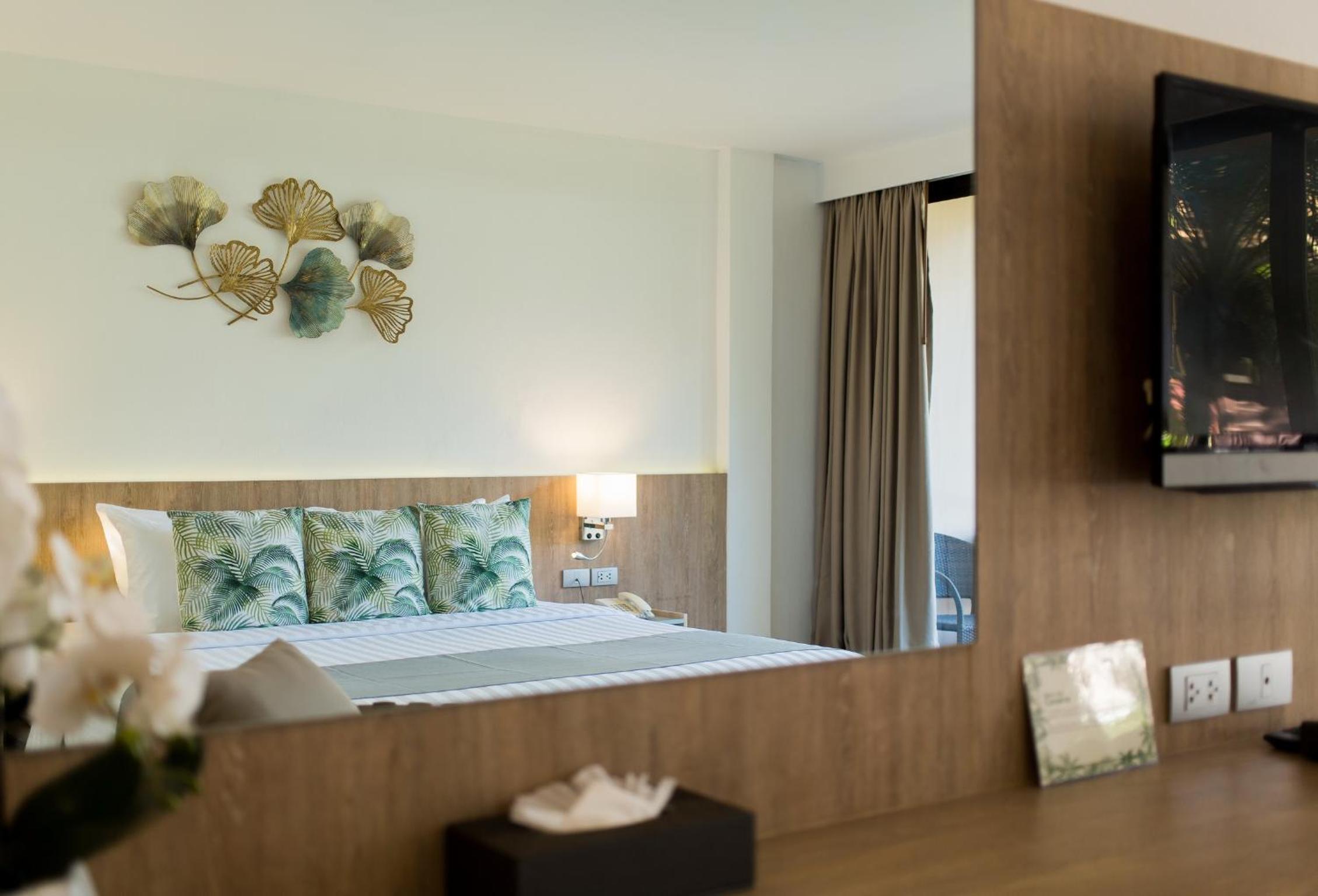Superior Double Room Pool Wing - Photo 2