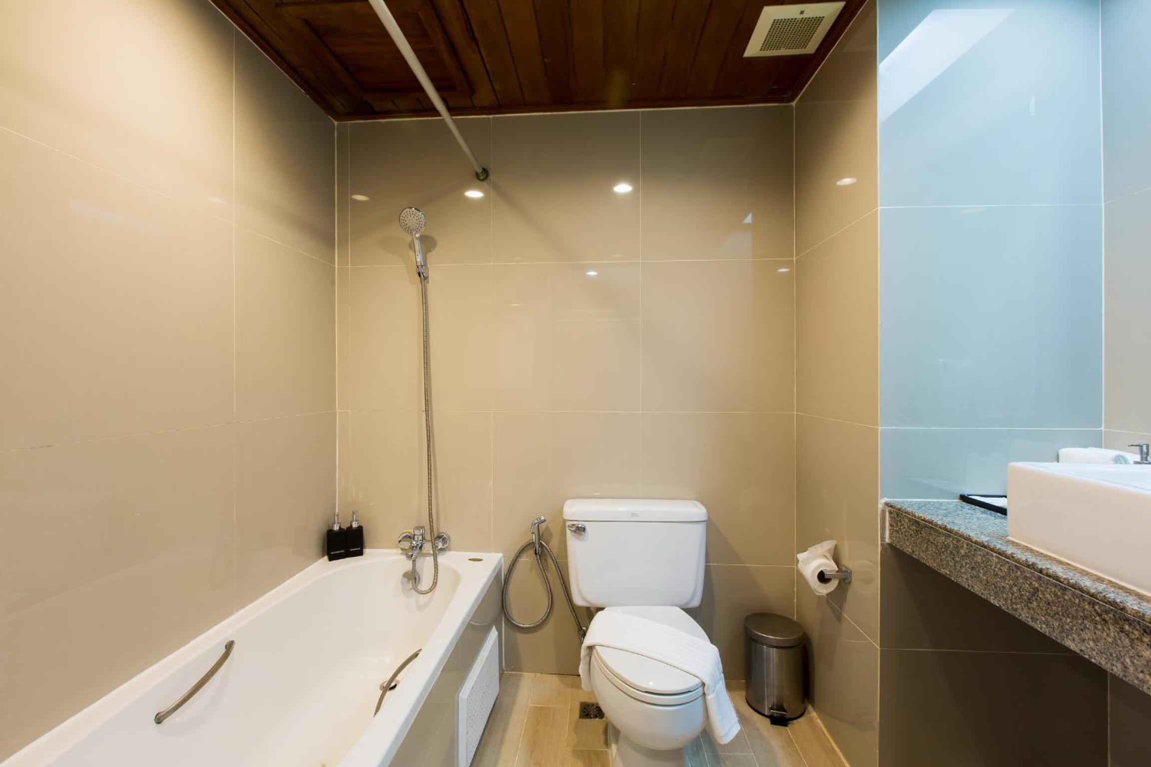 Superior Double Room Pool Wing - Photo 12