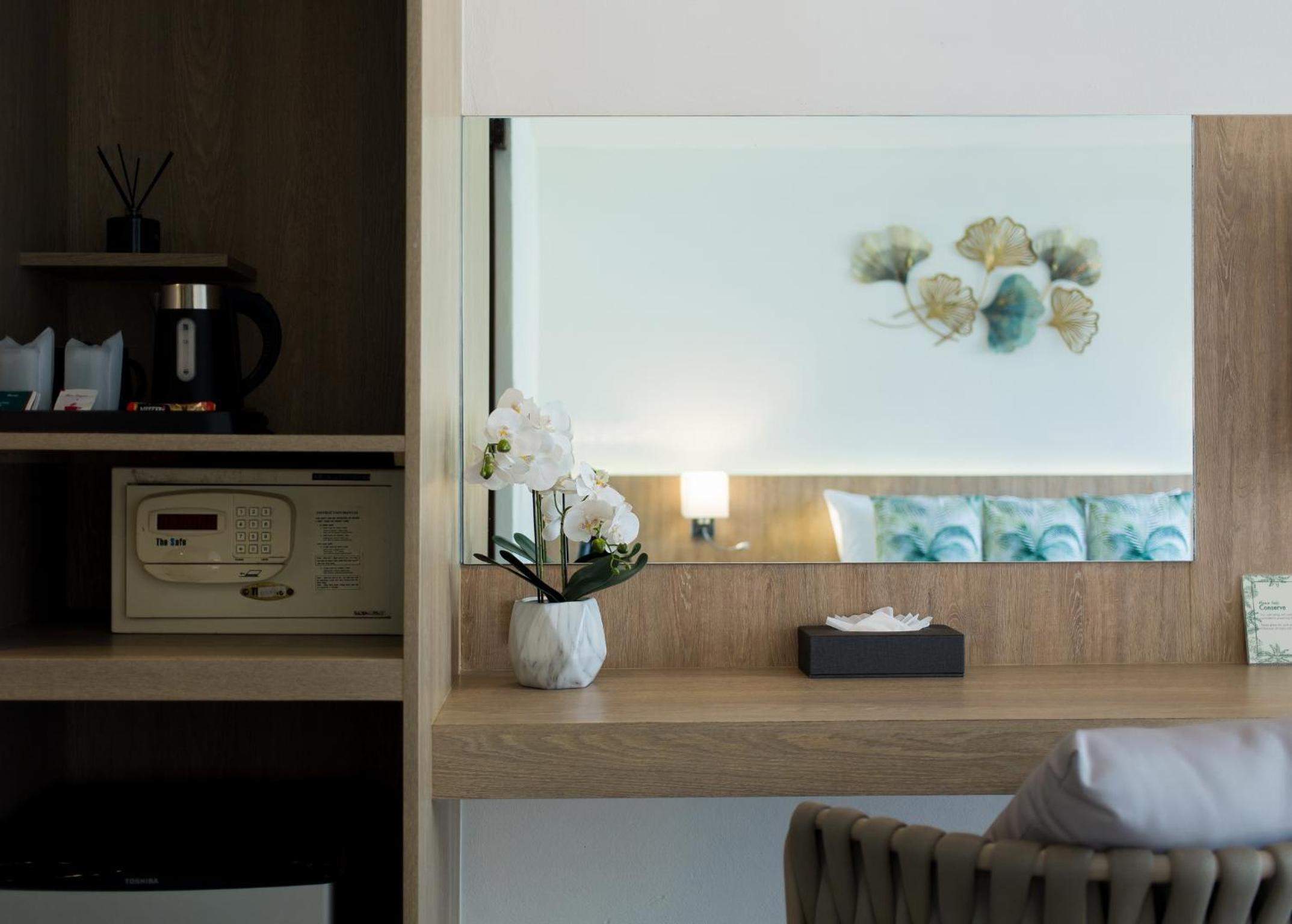 Superior Double Room Pool Wing - Photo 8
