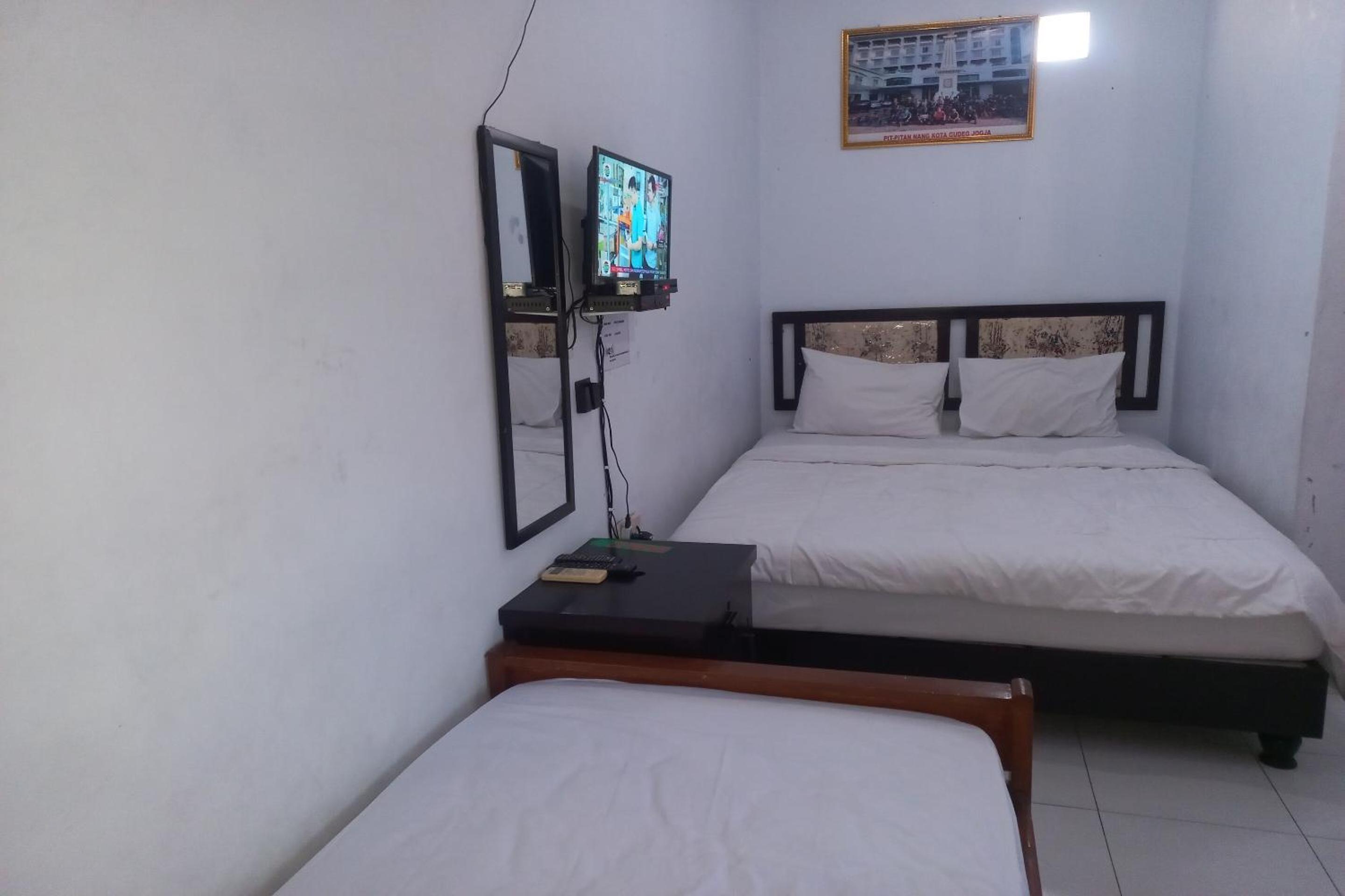 Economy Triple Room photo 3