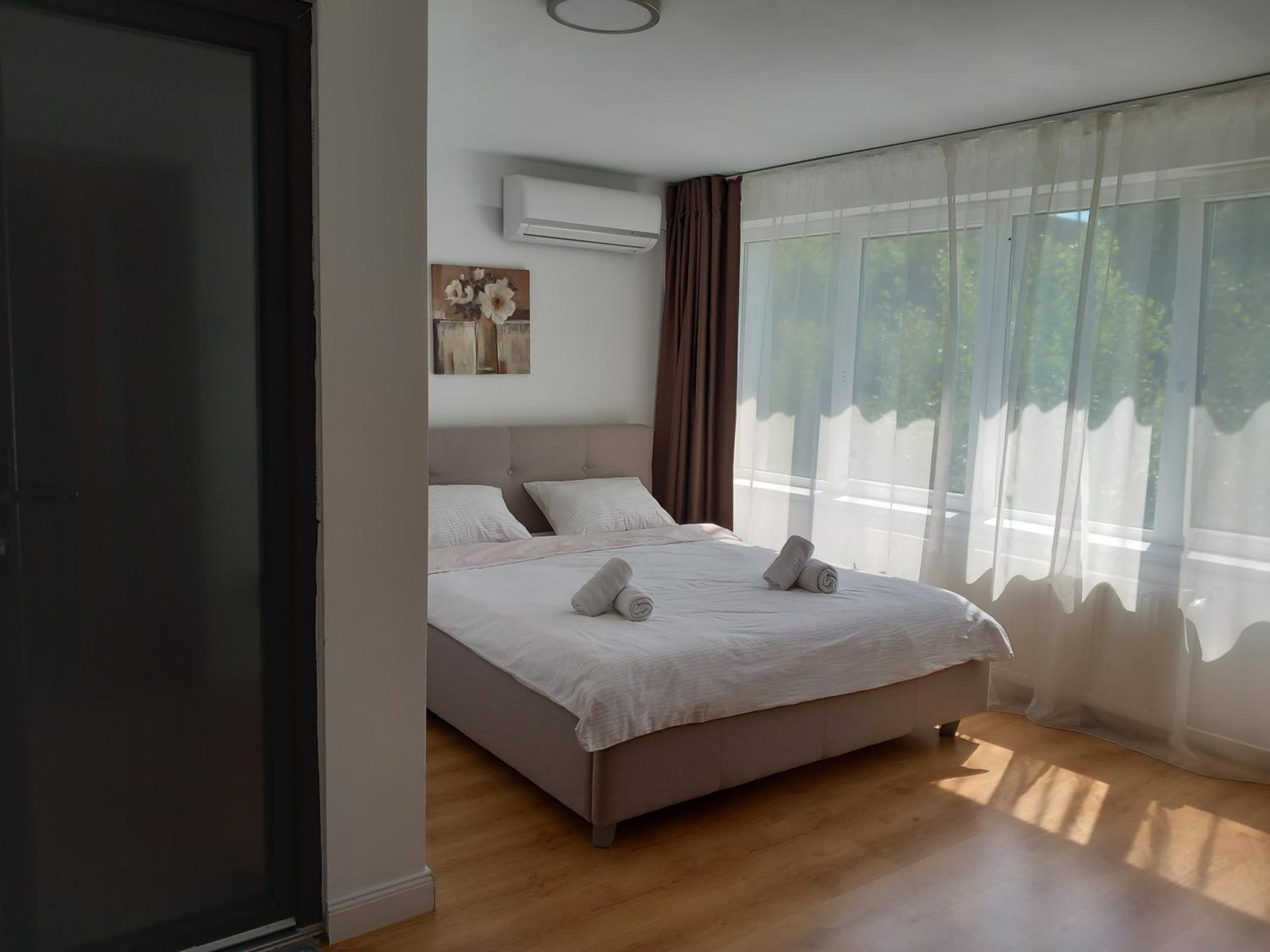 Large Double Room - Photo 4