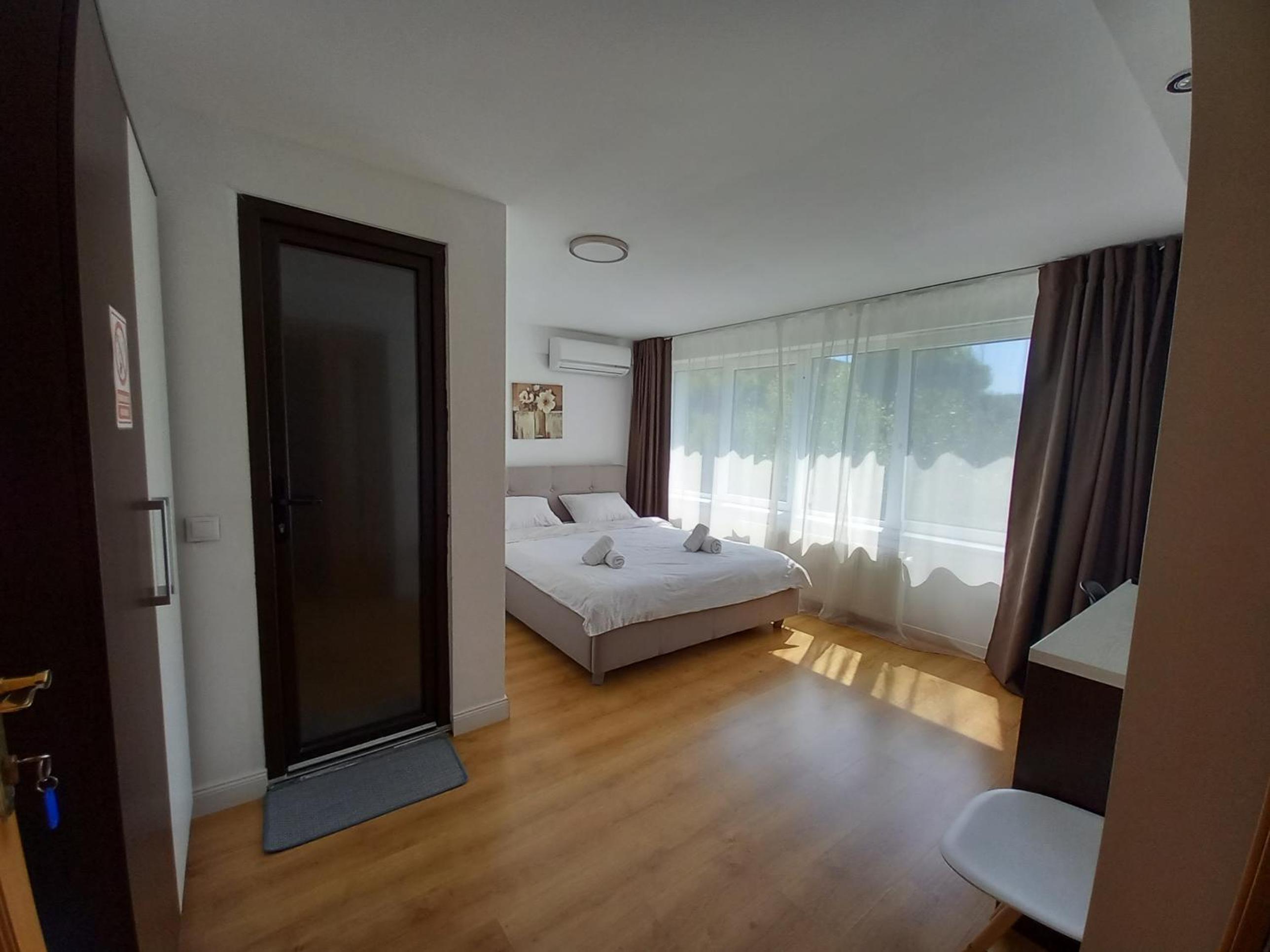 Large Double Room - Photo 5