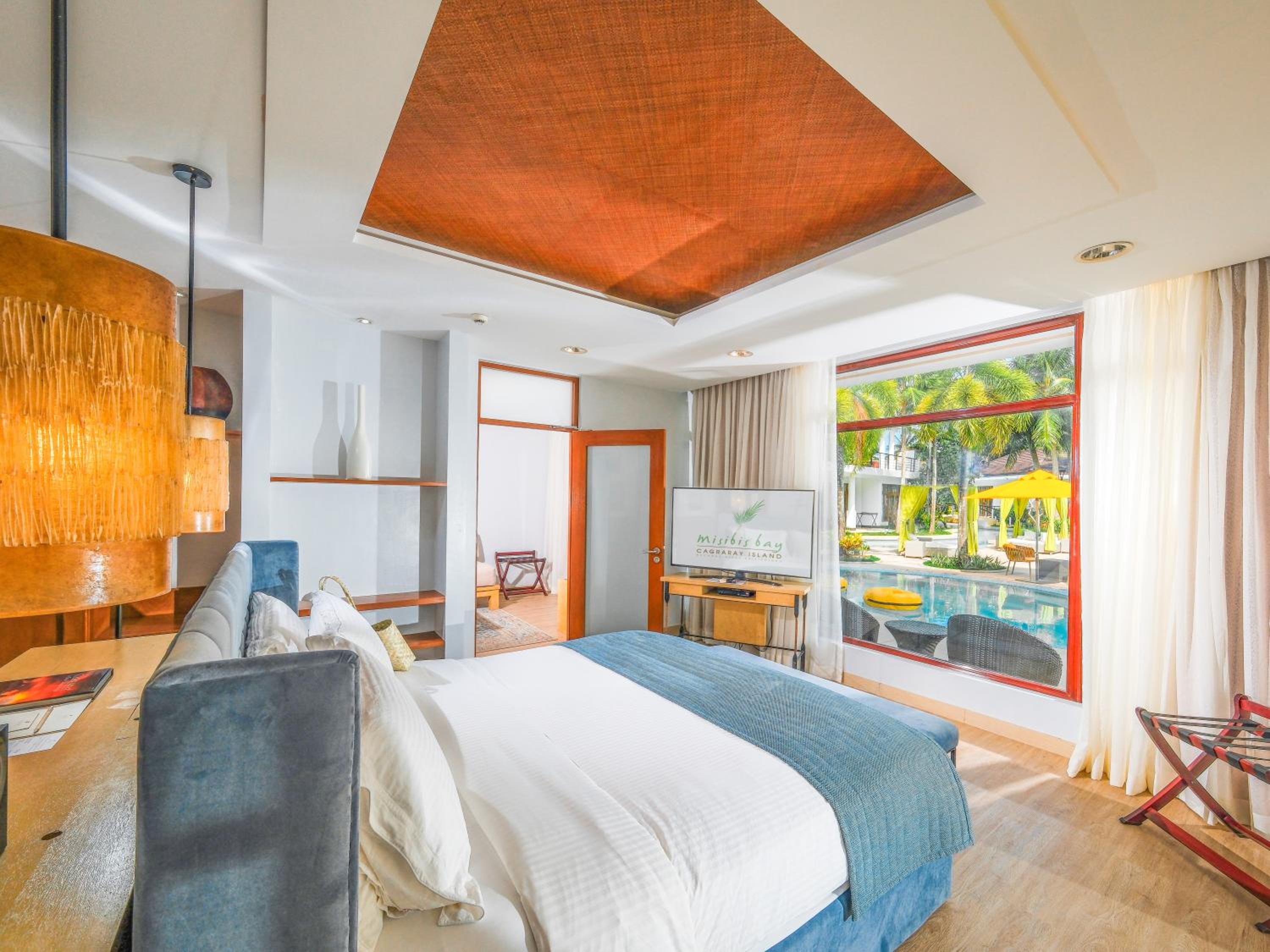 One Bedroom Deluxe Pool View - Photo 2