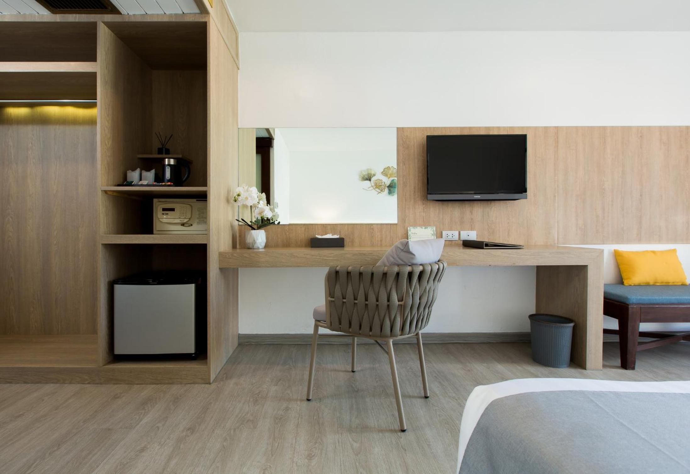 Superior Double Room Pool Wing - Photo 9