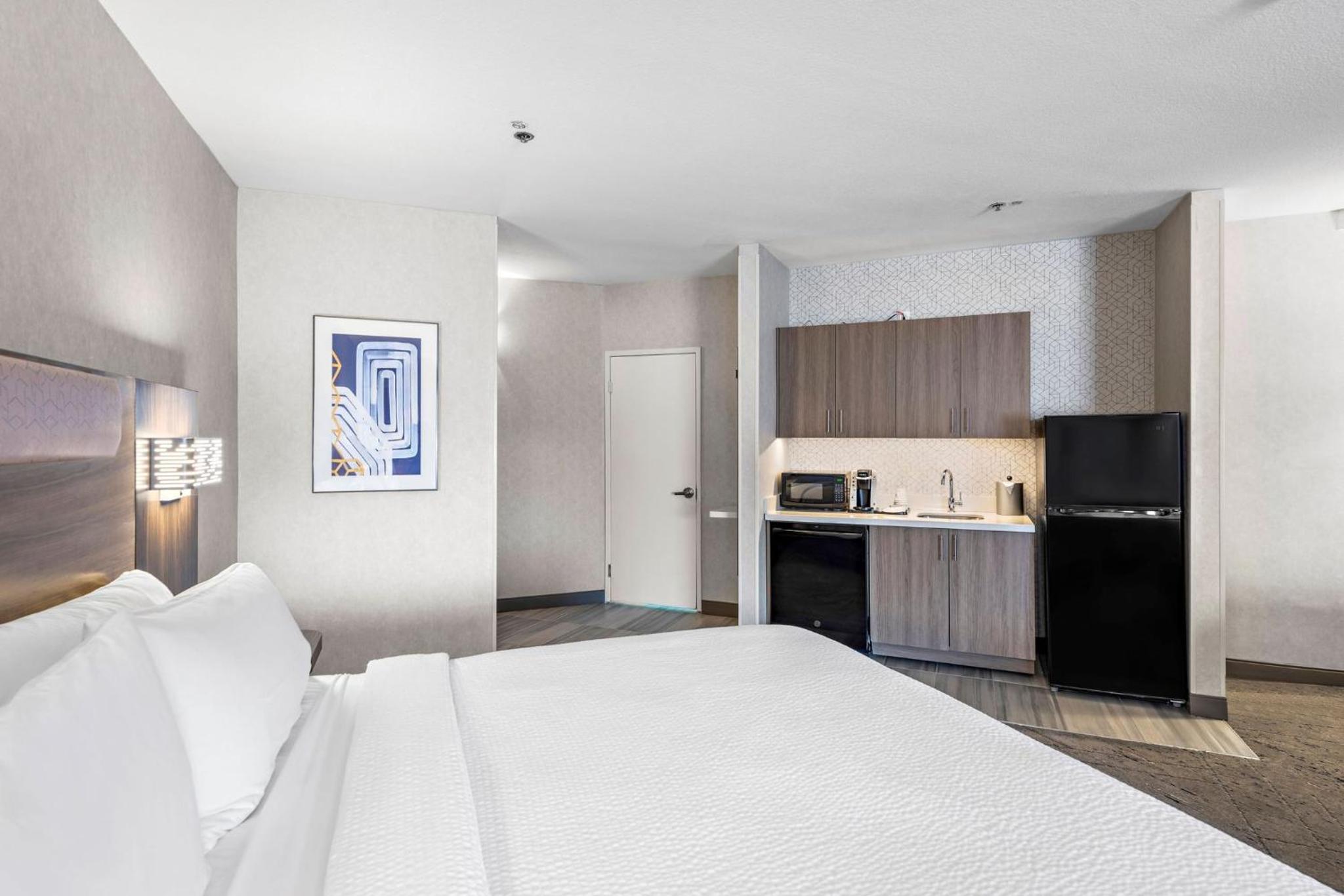 King Room with Kitchenette - Photo 9