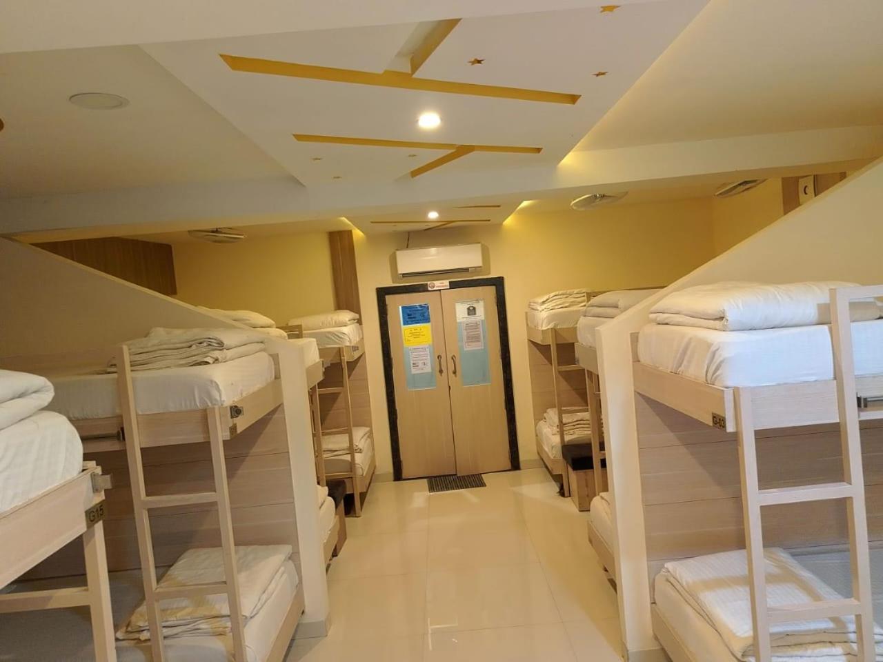 Single Bed in Male Dormitory Room with Shared Bathroom photo 3