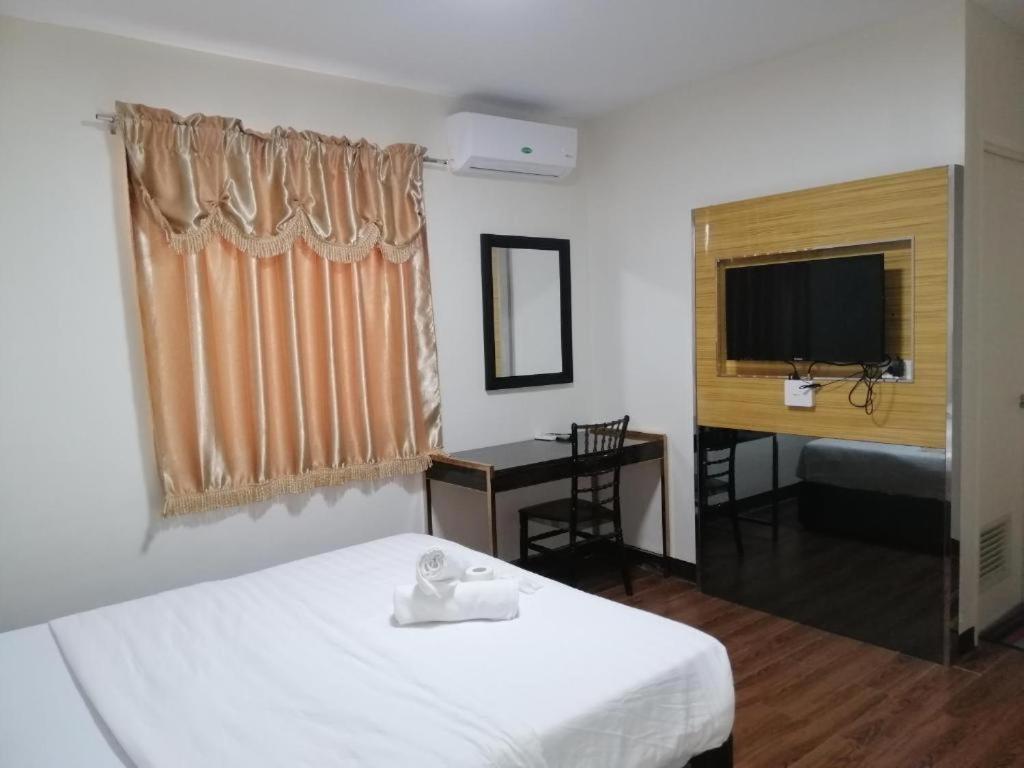 Deluxe Queen Suite - Photo 6