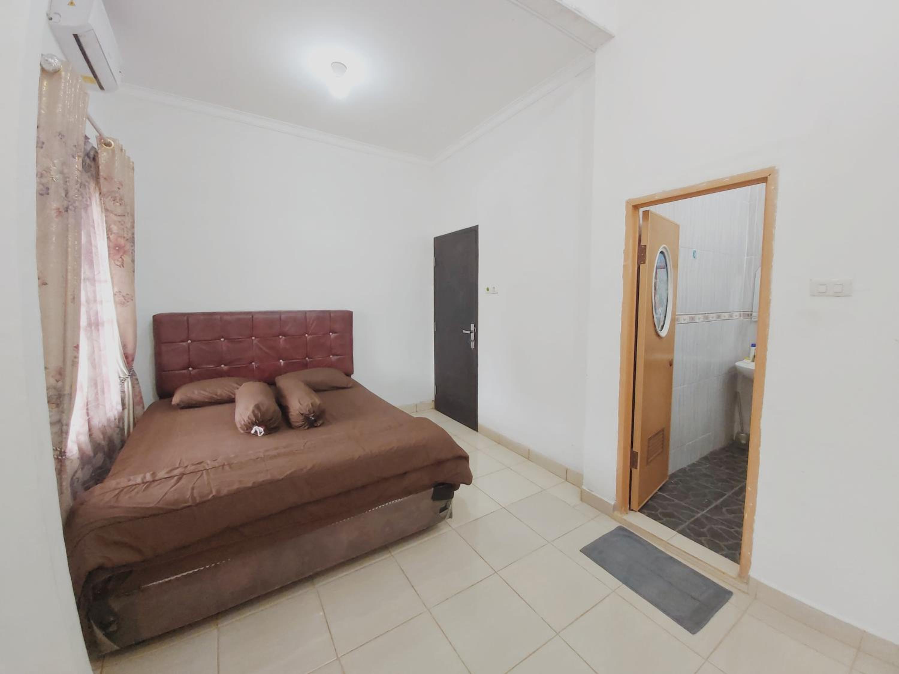 Three-Bedroom House - Photo 2