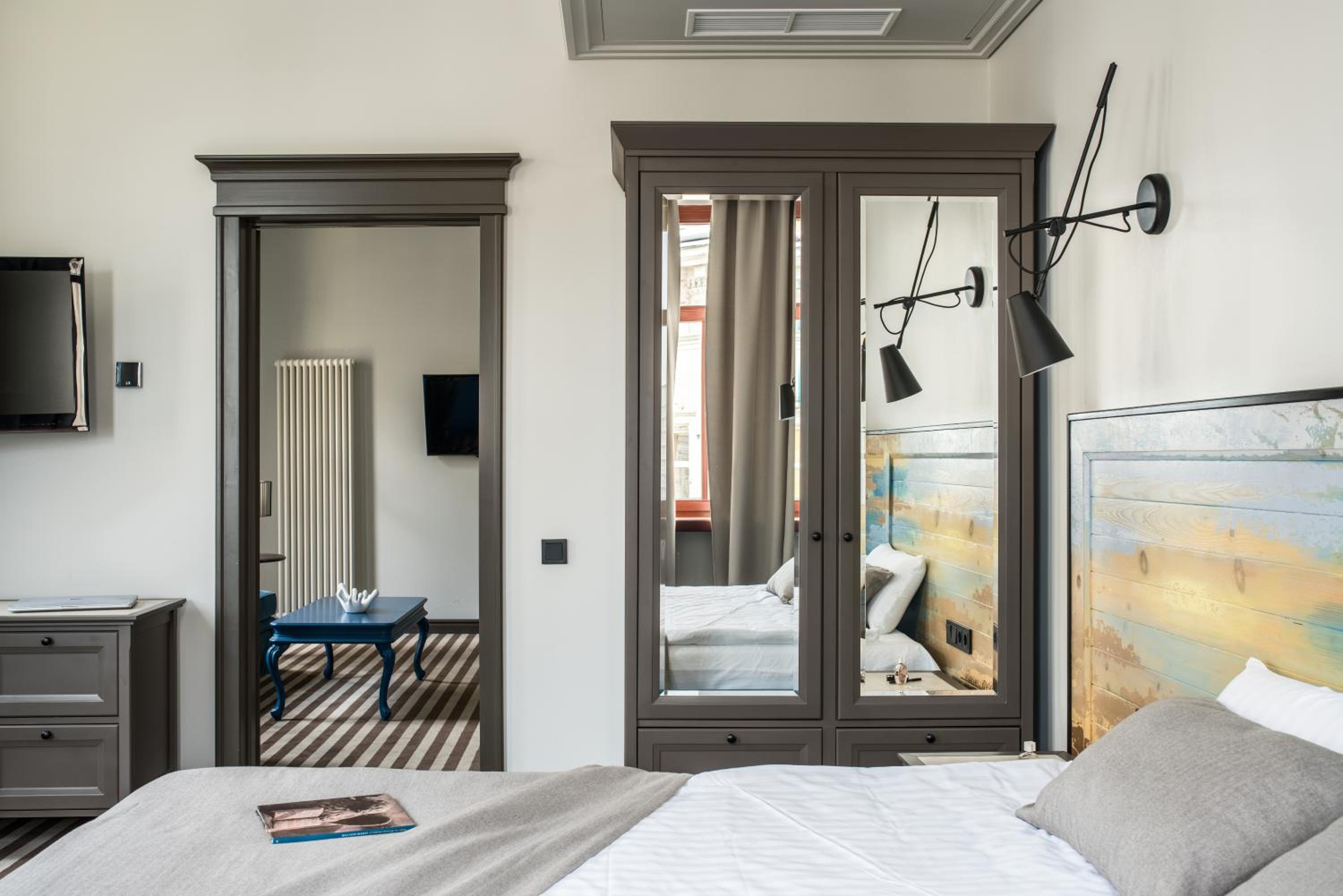 Suite - Photo 1