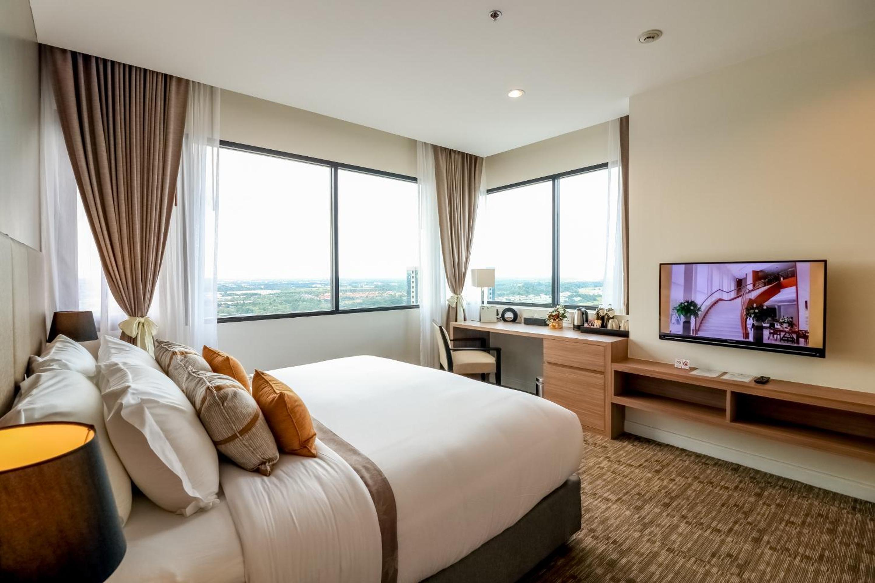Executive Suite - Photo 14