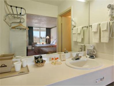 Queen Room with Two Queen Beds - Non-Smoking - Photo 5