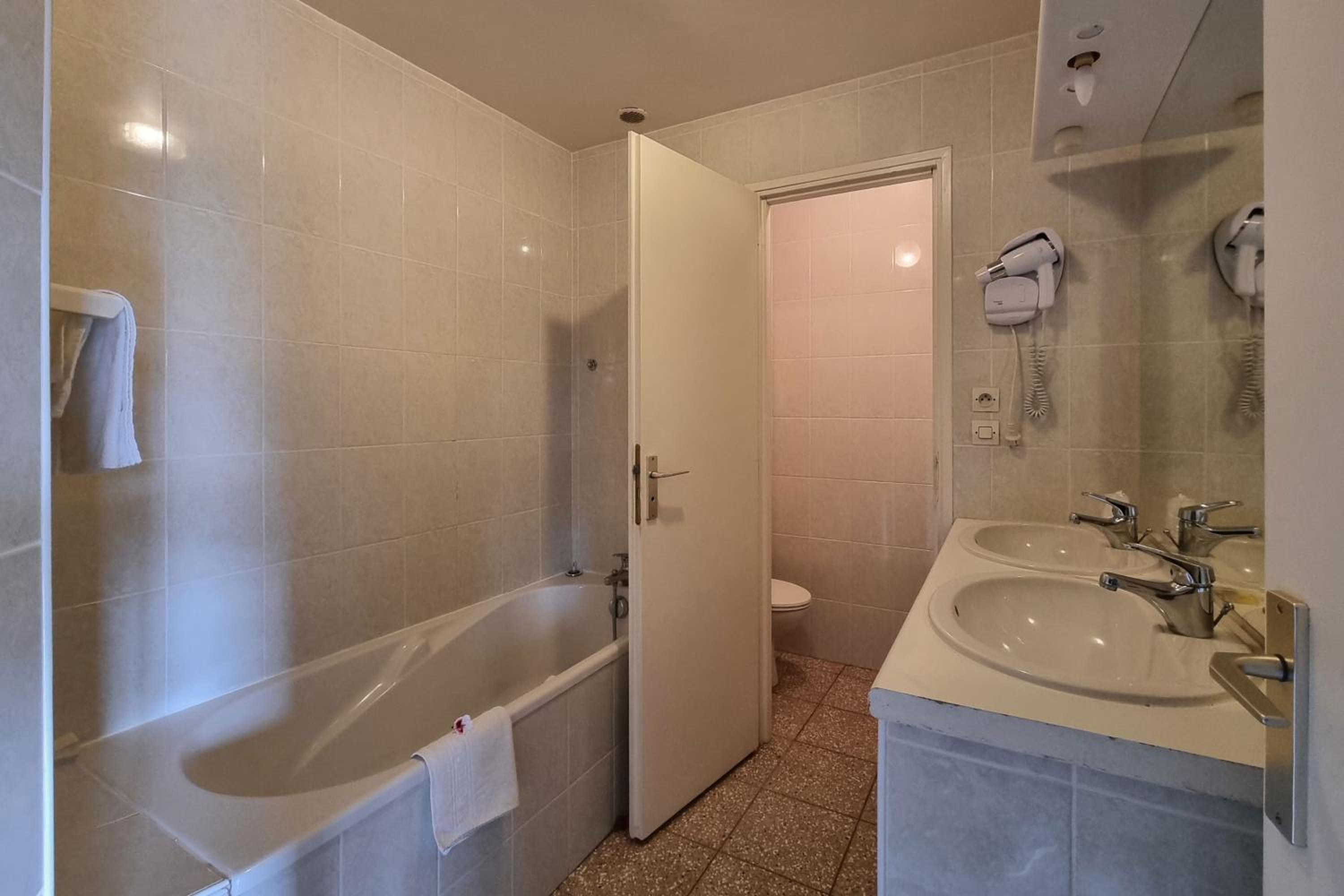 Quadruple Room - Photo 6