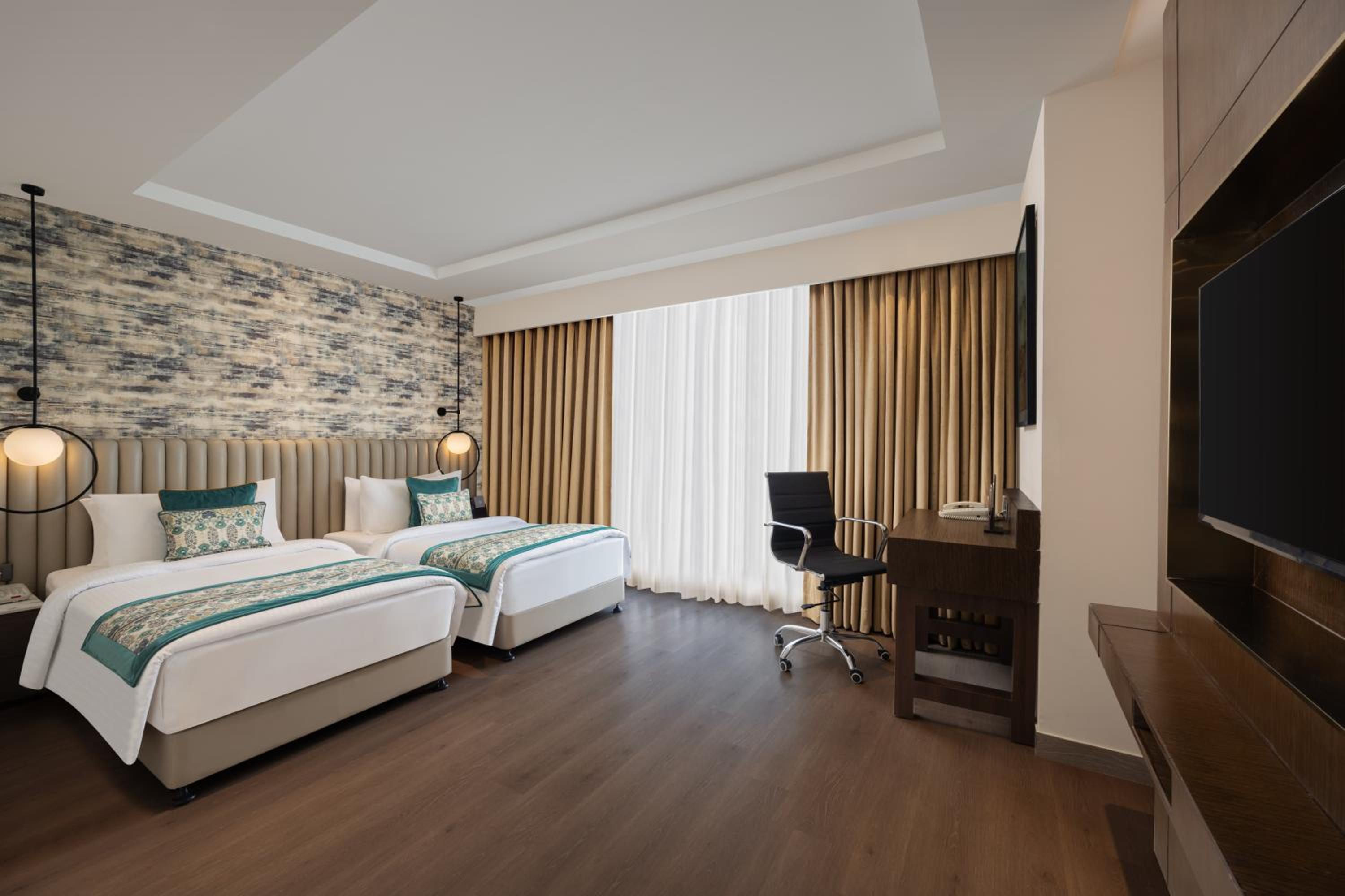 Deluxe Twin Room Complimentary Early Check in and Late Check Out (Subject to Availability),  15% Discount on F&B services, 10% Discount on Laundry service - Photo 4