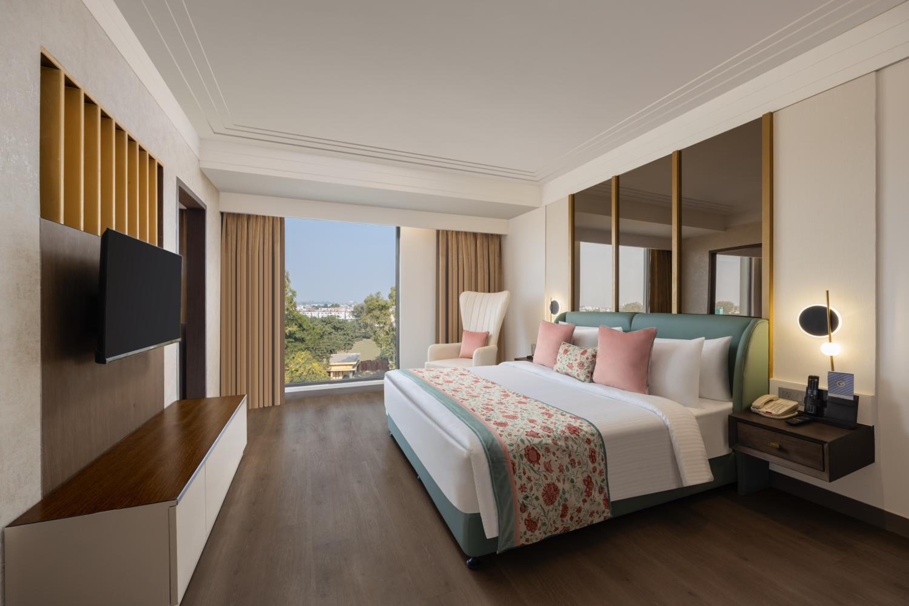 Deluxe King Room - Photo 3