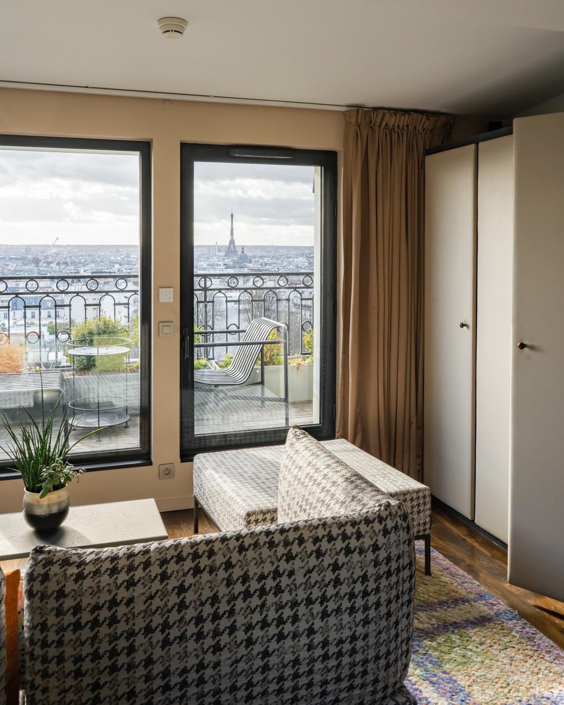 Penthouse – Panoramic View of the Eiffel Tower thumbnail 5
