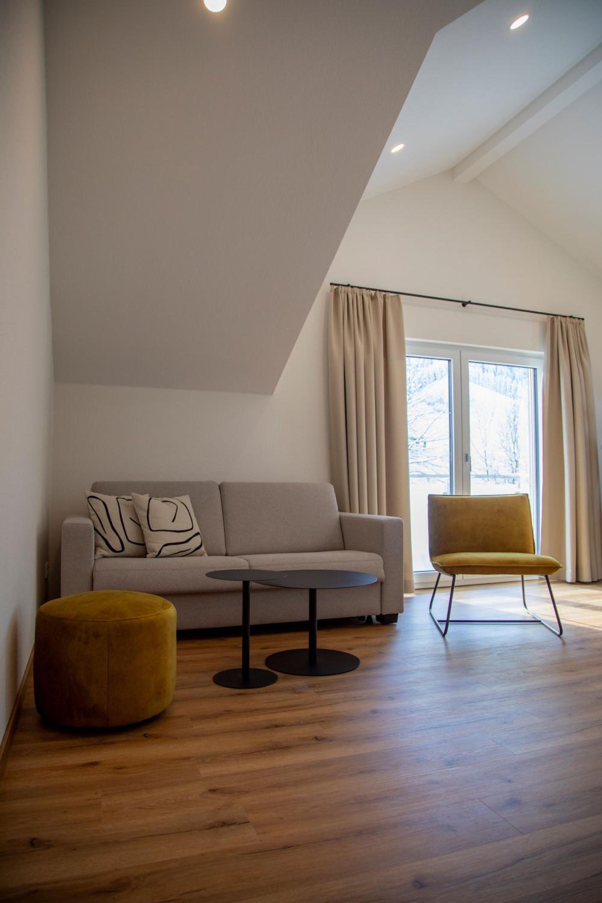Apartment with Mountain View