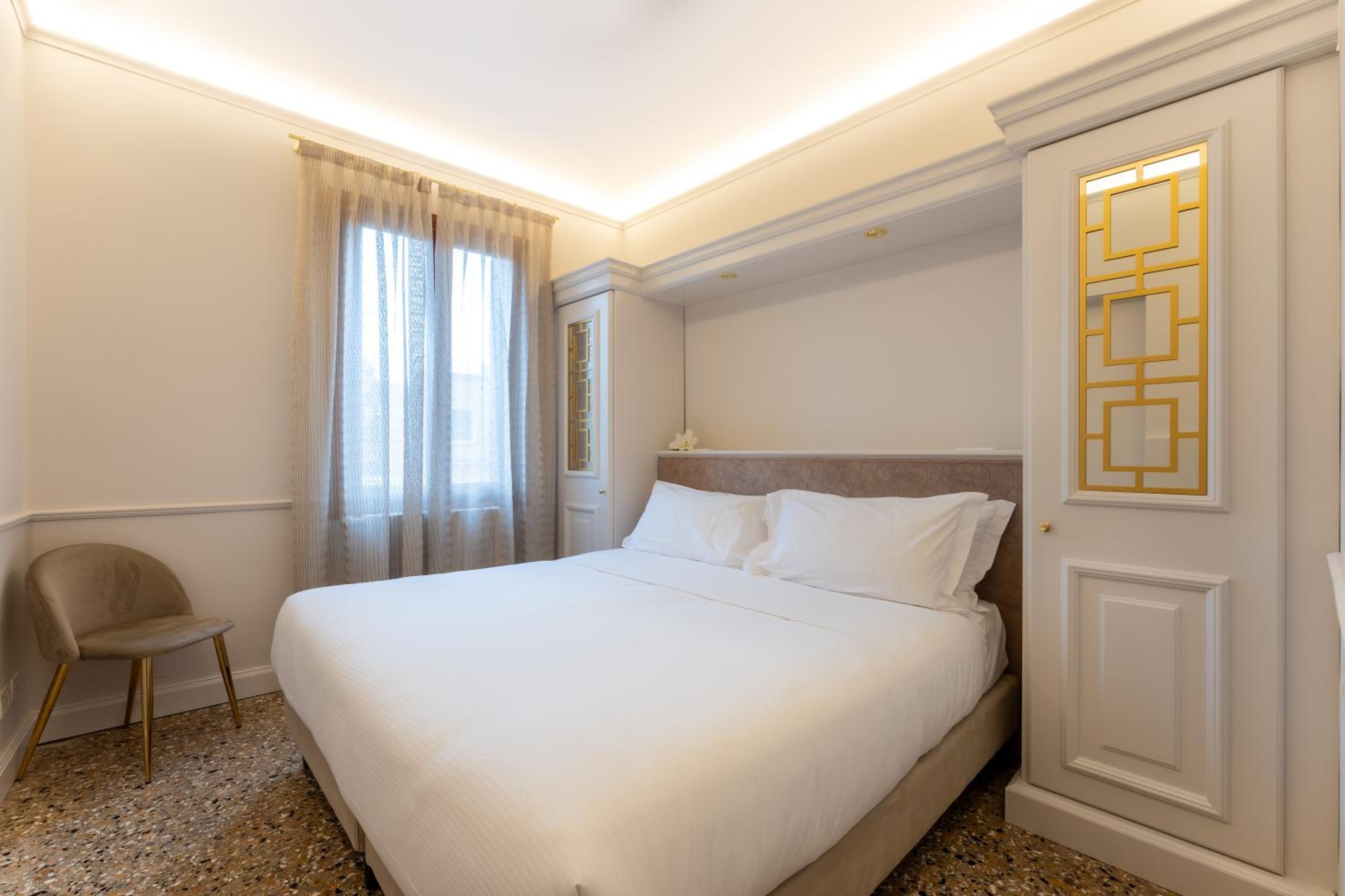 Deluxe Apartment with Canal View photo 3