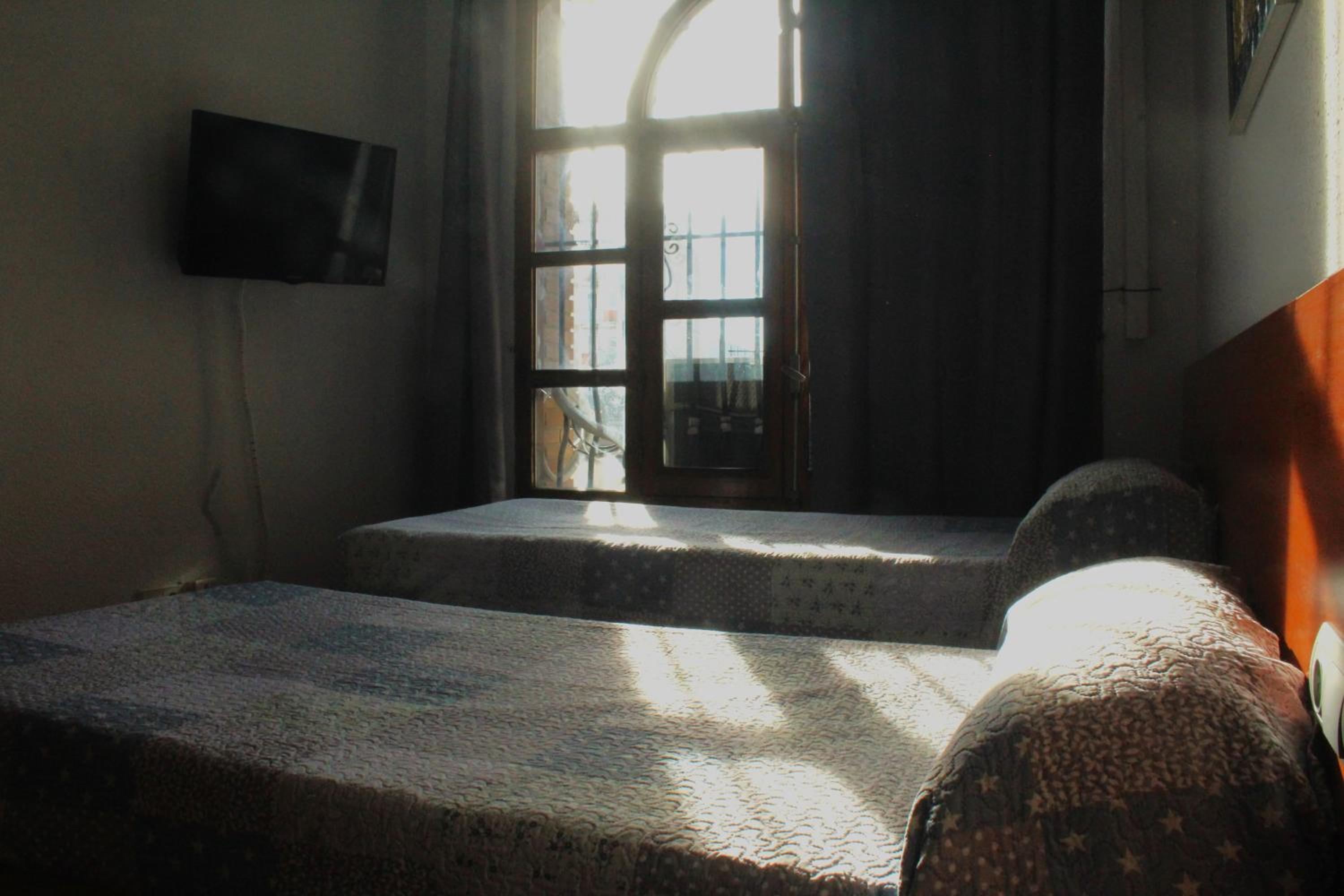 Twin Room - Photo 3