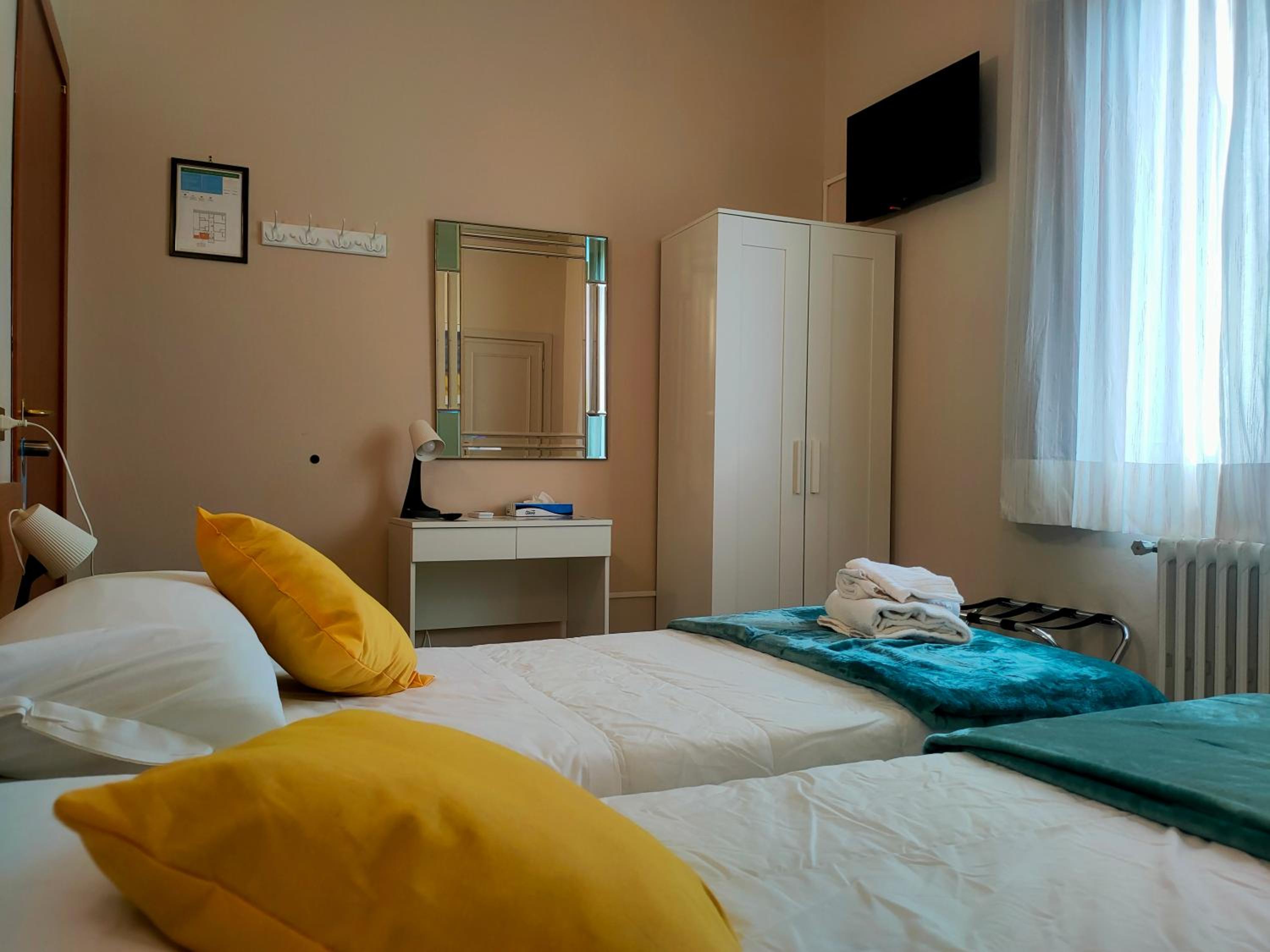 Double or Twin Room - Photo 5