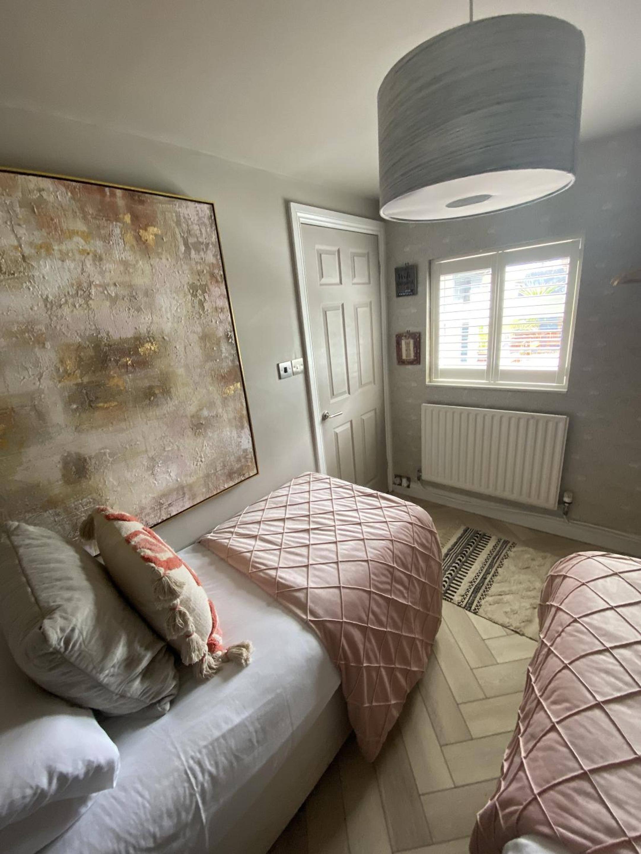 Twin Room with Private Bathroom photo 2