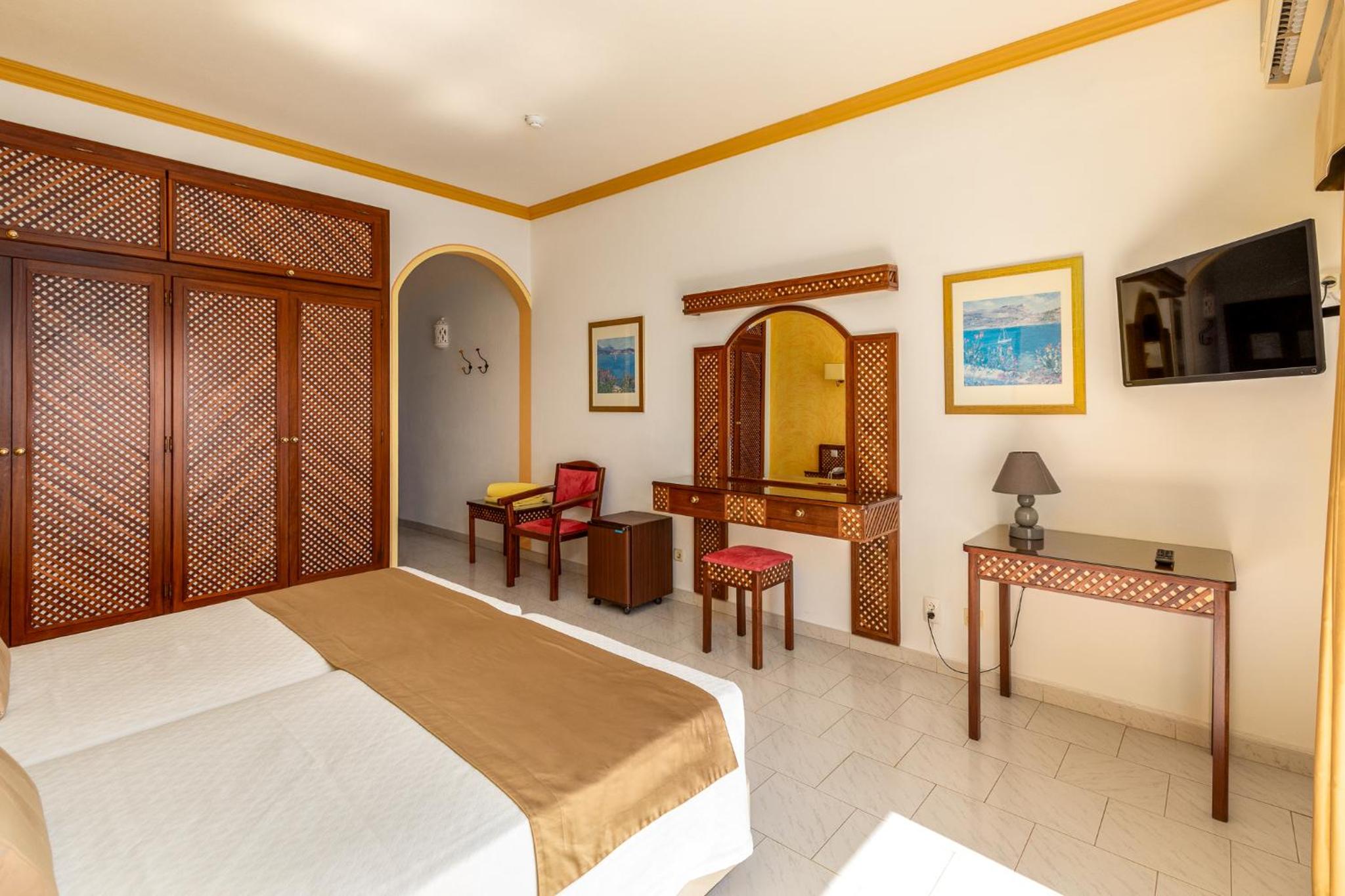 Double or Twin Room with Sea View - Photo 3