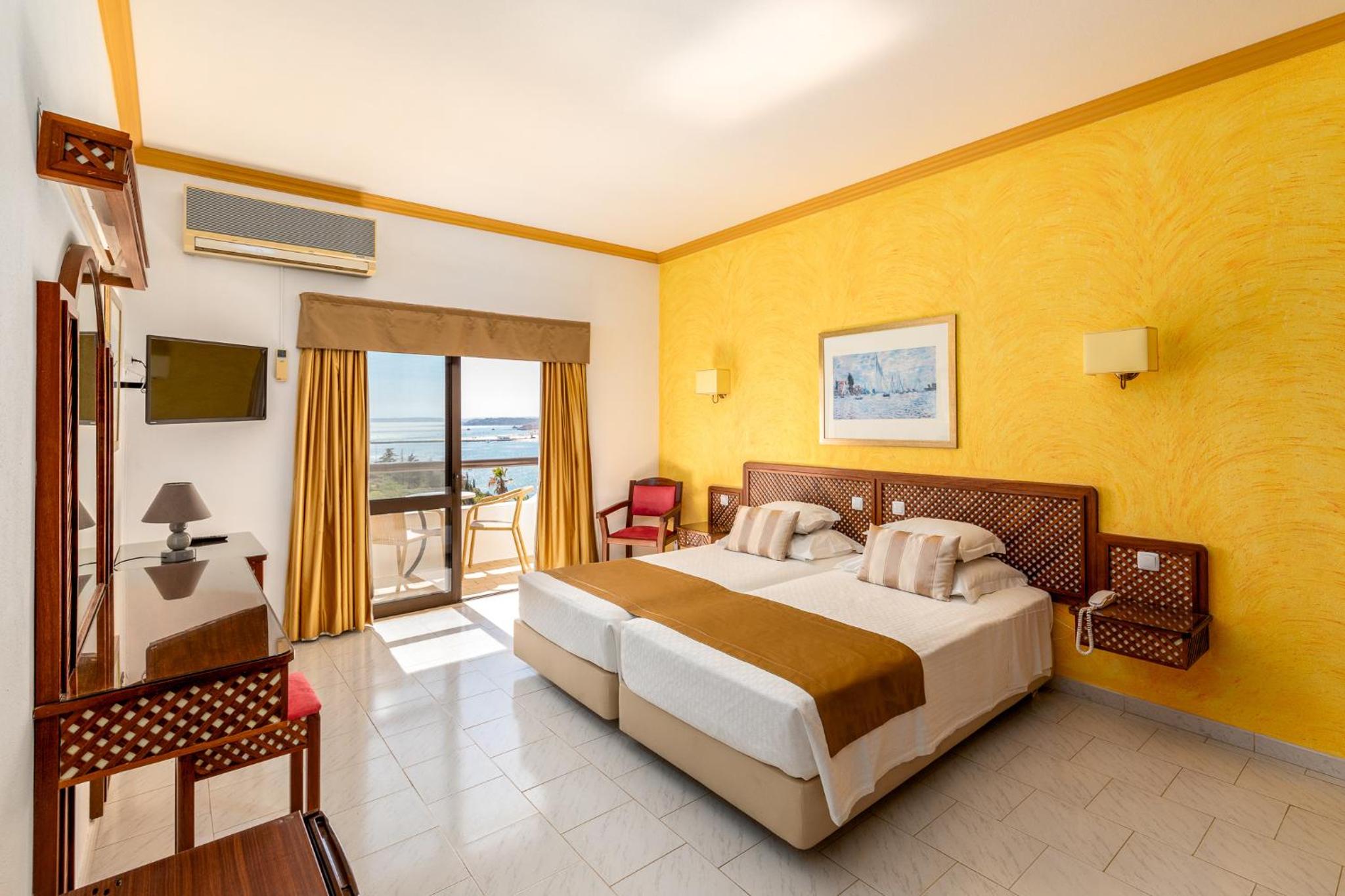 Double or Twin Room with Sea View - Photo 4