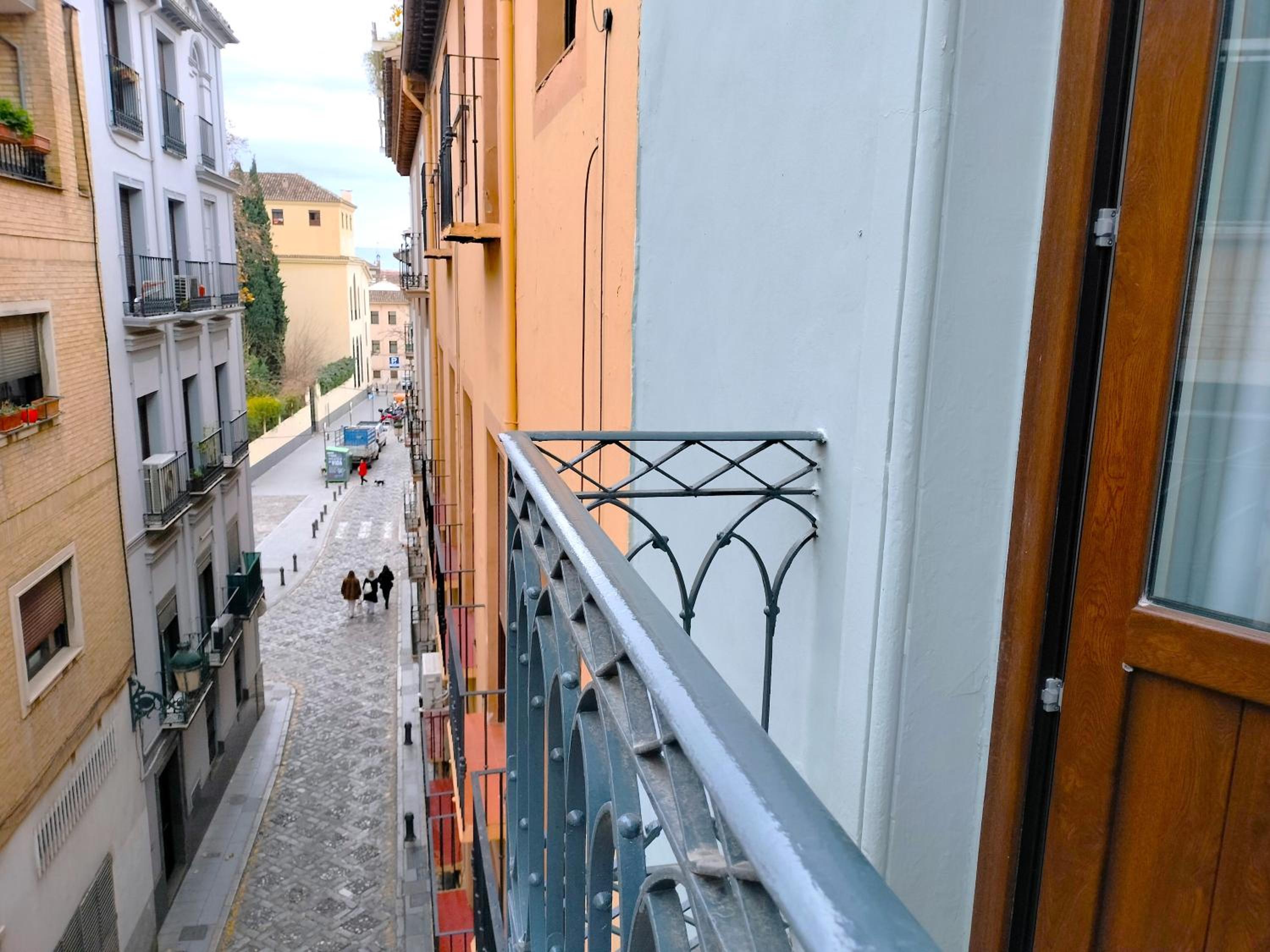 Triple Room with Balcony - Photo 5