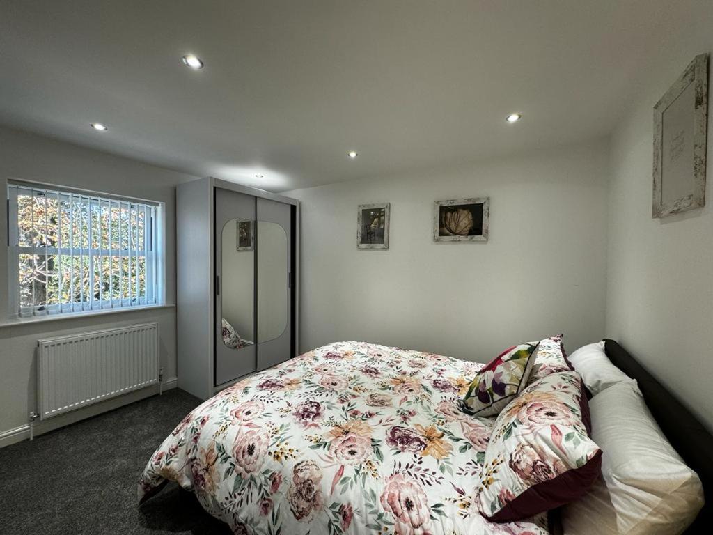 Five-Bedroom House photo 1