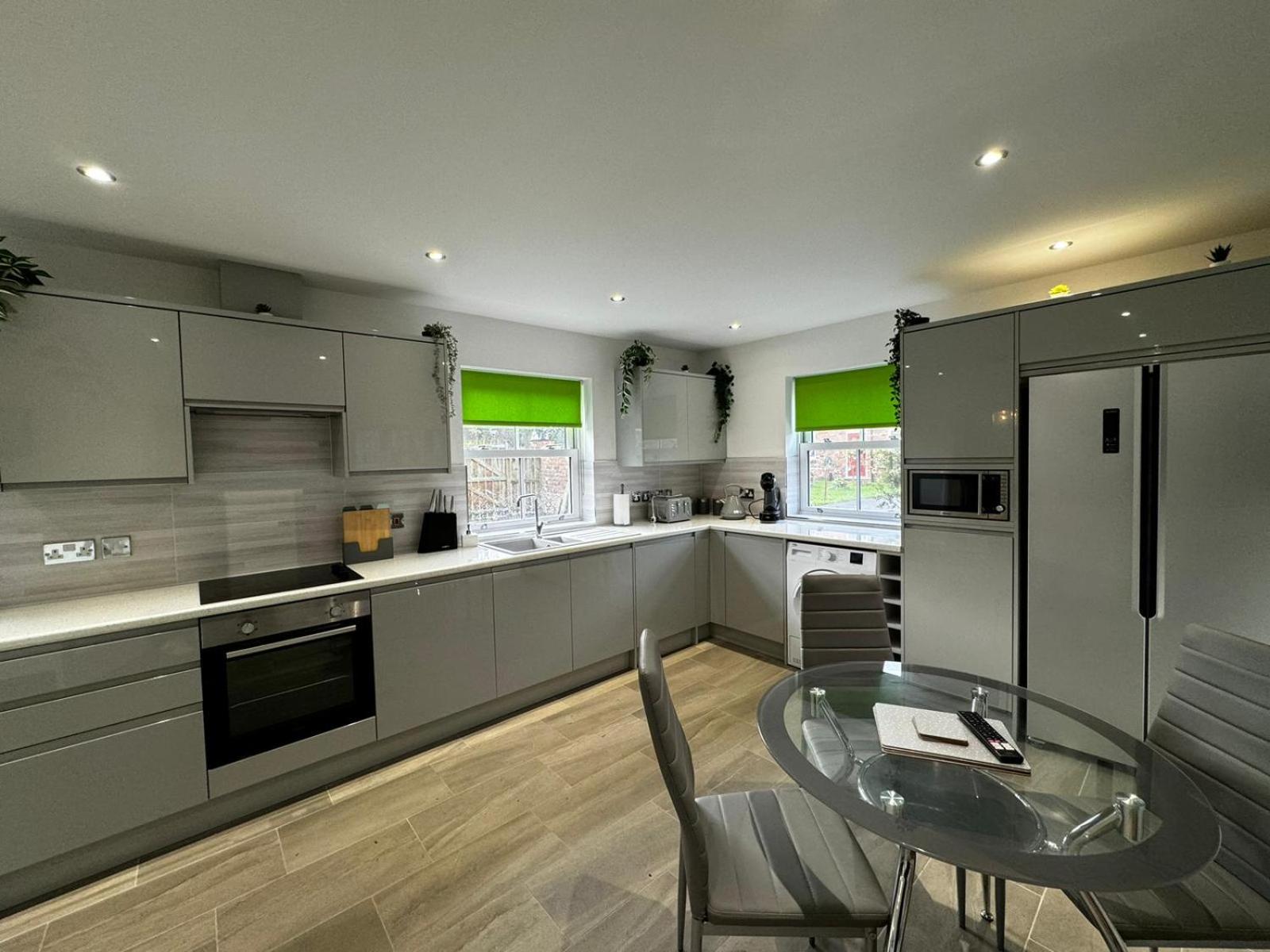 Five-Bedroom House photo 2