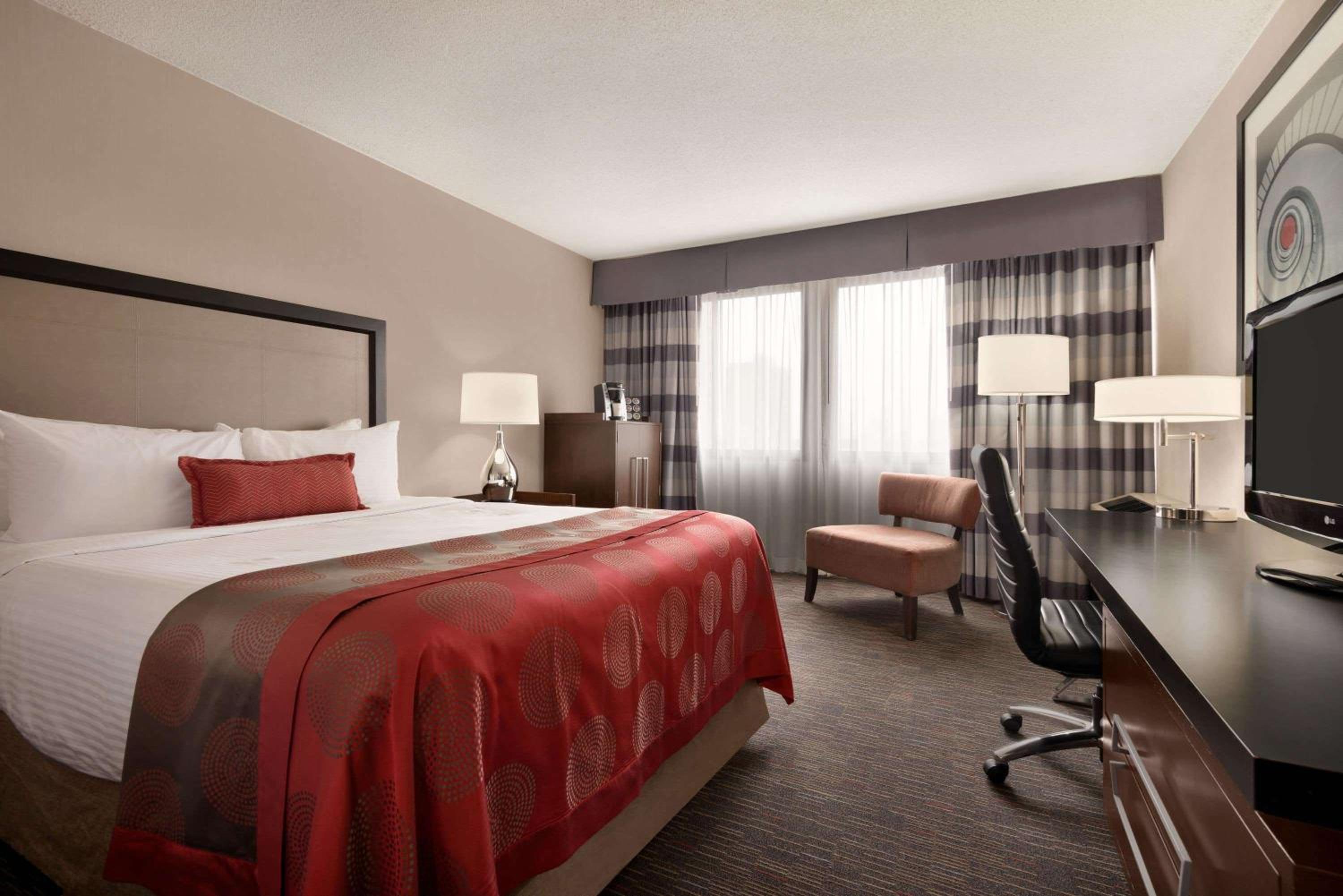 Superior Queen Room with Bath Tub - Mobility Accessible photo 1