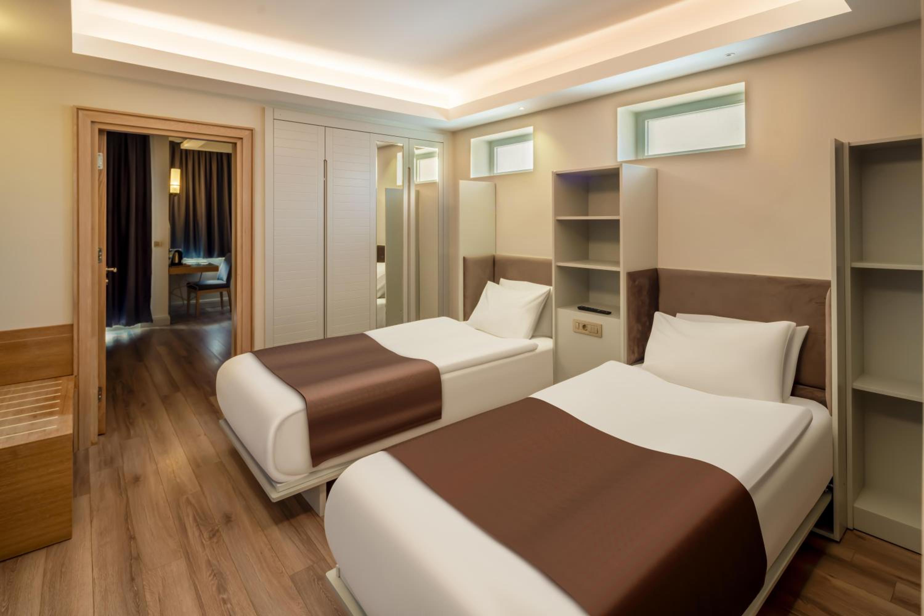 Deluxe Family Room