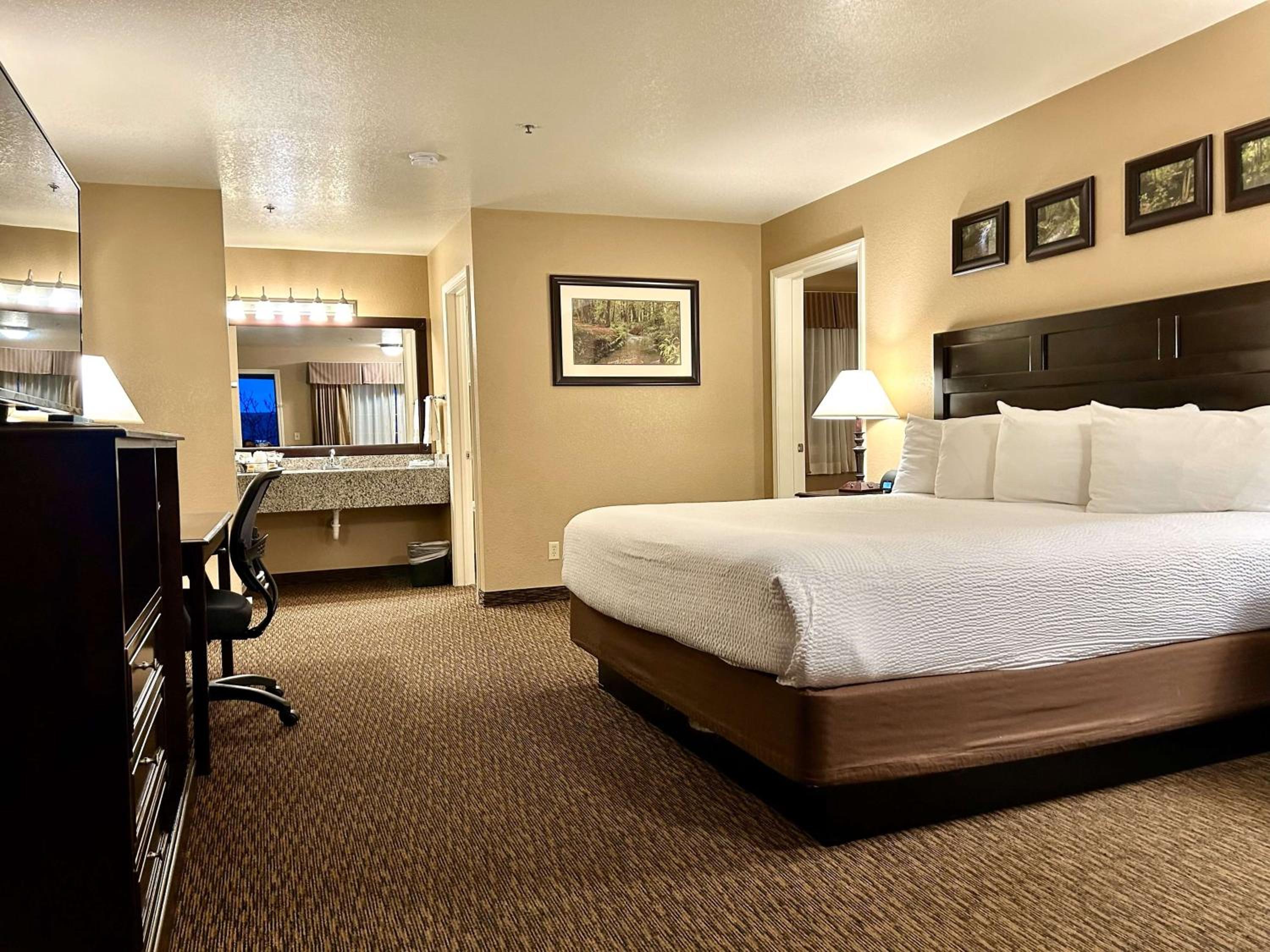 Two-Room Suite with One King and One Queen Bed - Non-Smoking photo 2