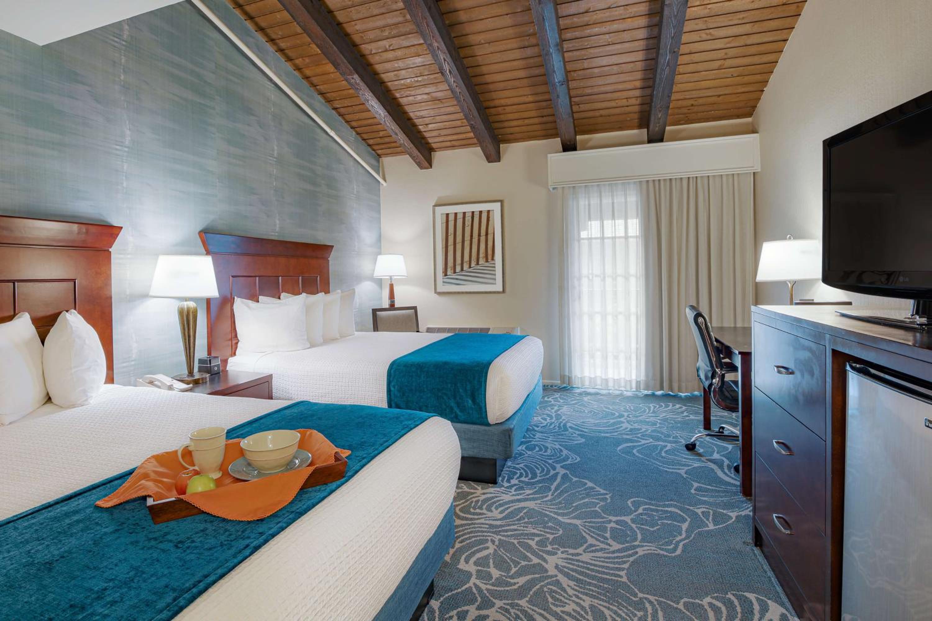 Queen Room with Two Queen Beds with Courtyard View - Photo 4