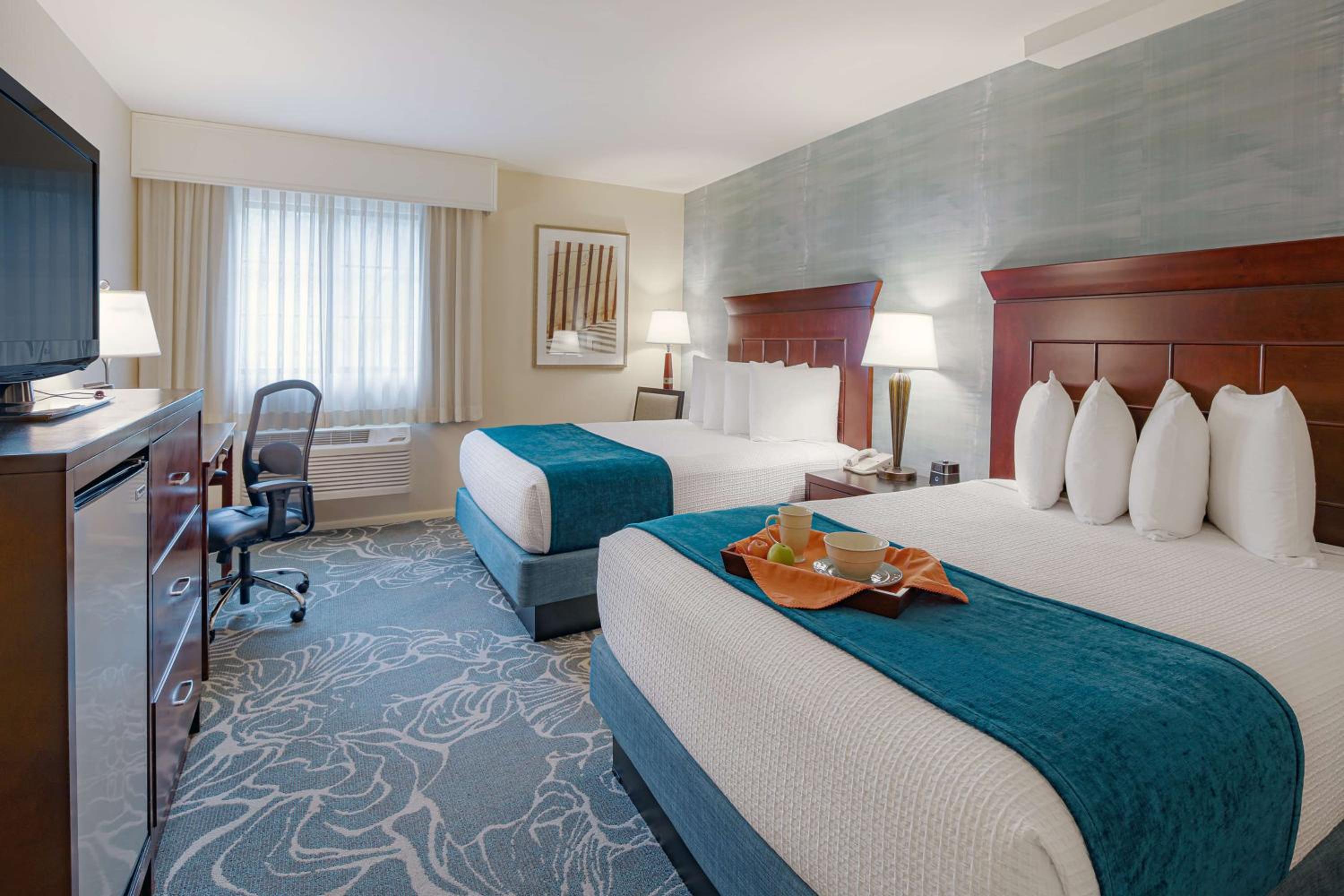 Queen Room with Two Queen Beds - Non-Smoking - Photo 5