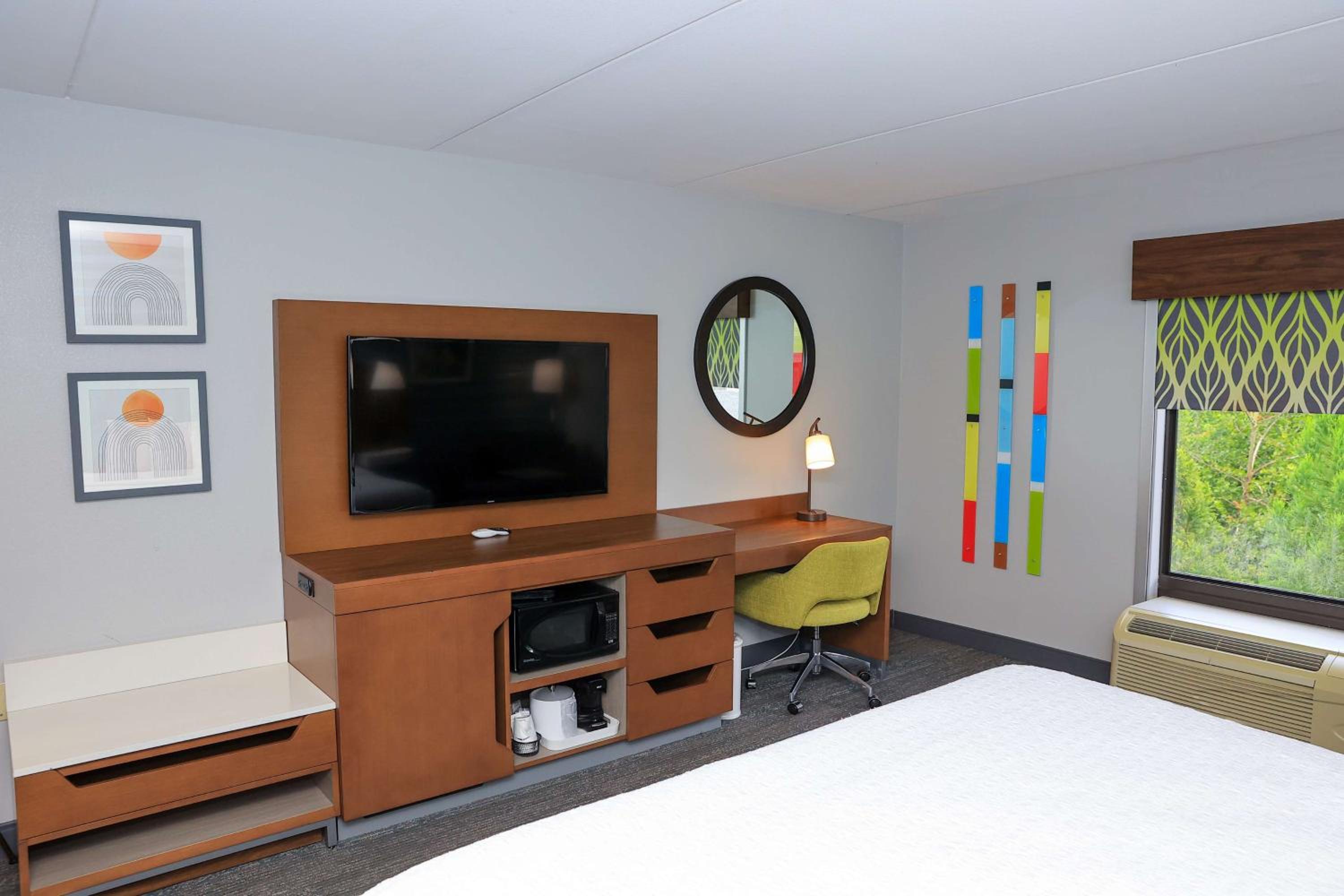 King Room with Microwave and Refrigerator - Non-Smoking - Photo 4