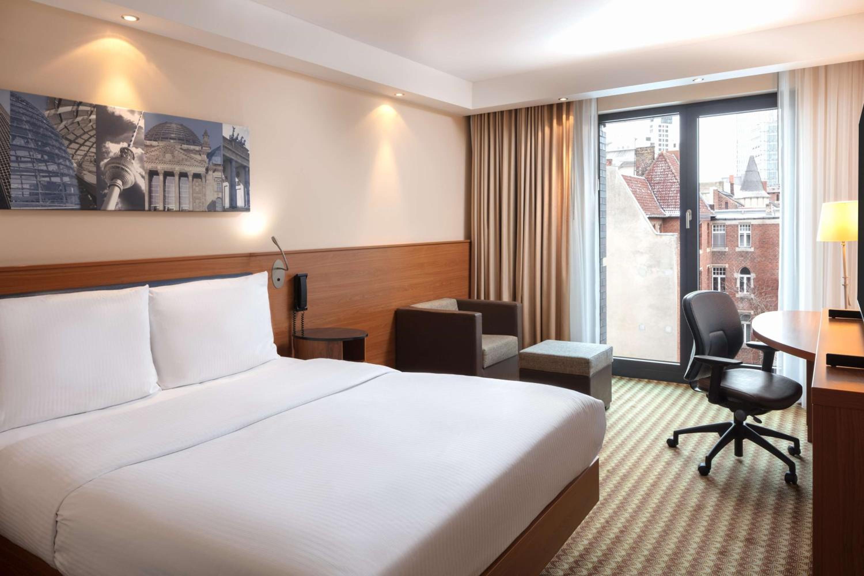 Queen Room with Courtyard View - Photo 1