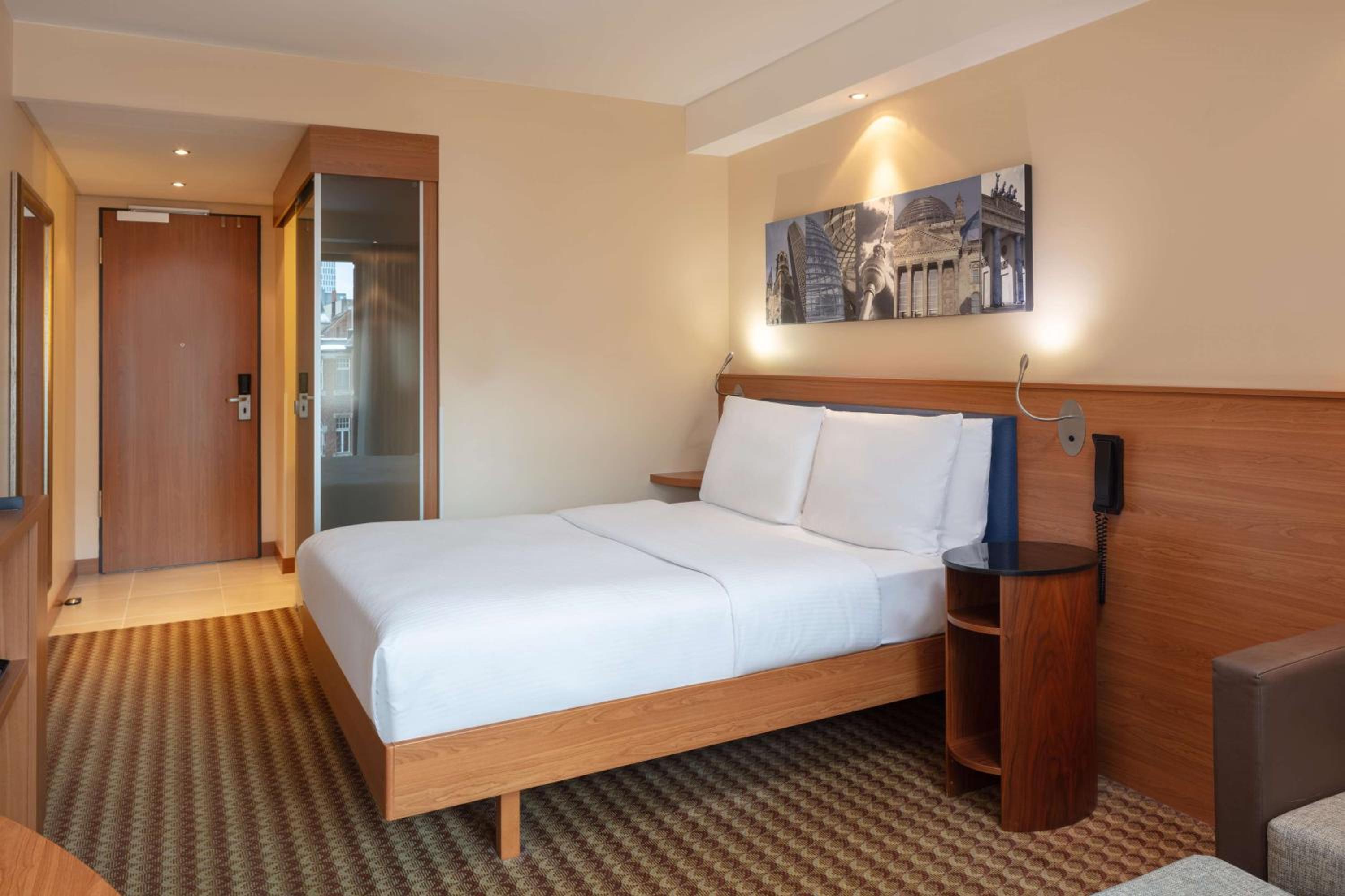 Queen Room with Courtyard View - Photo 3
