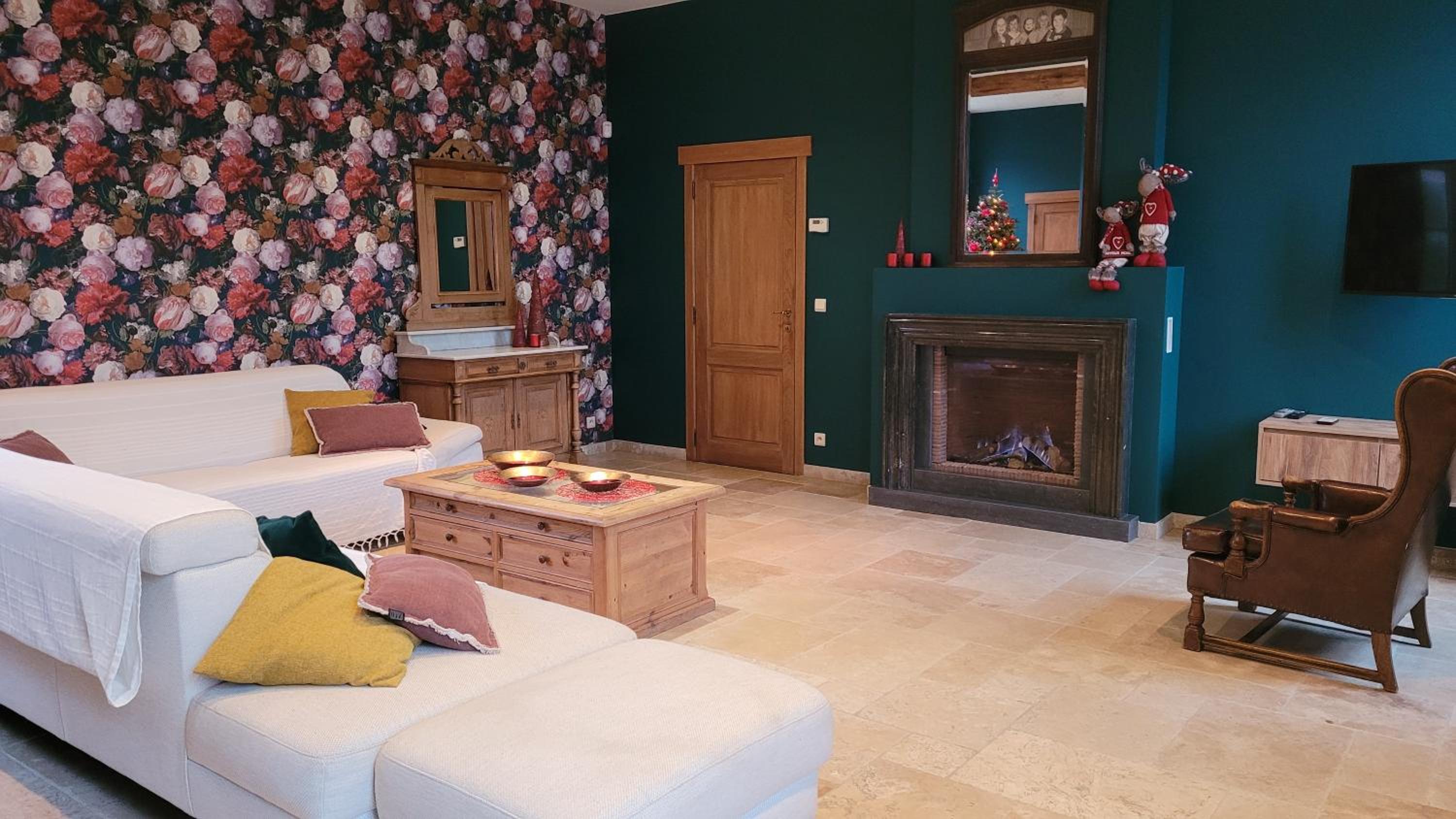 Six-Bedroom House photo 2