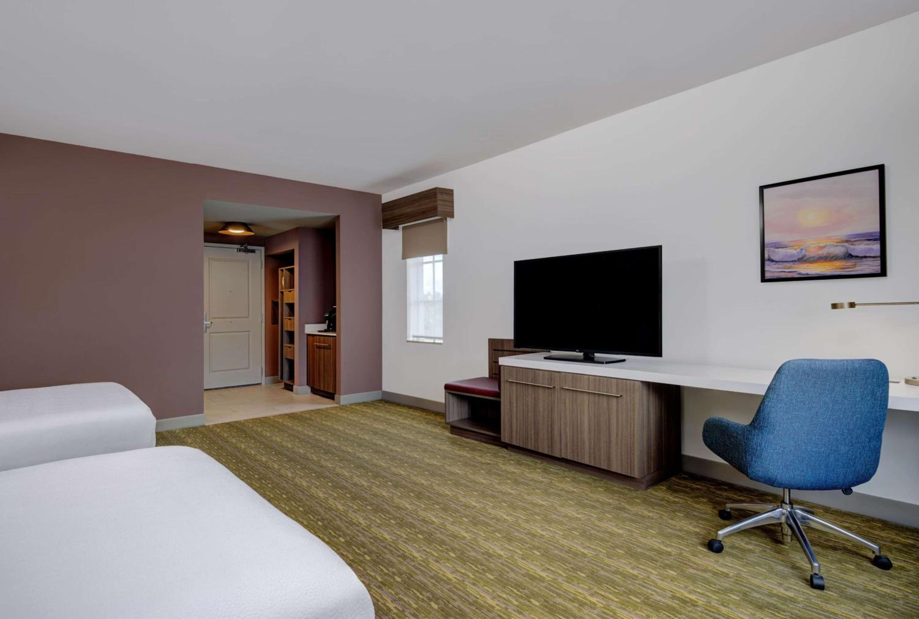 Queen Room with Two Queen Beds and Roll-In Shower - Mobility Access - Photo 3