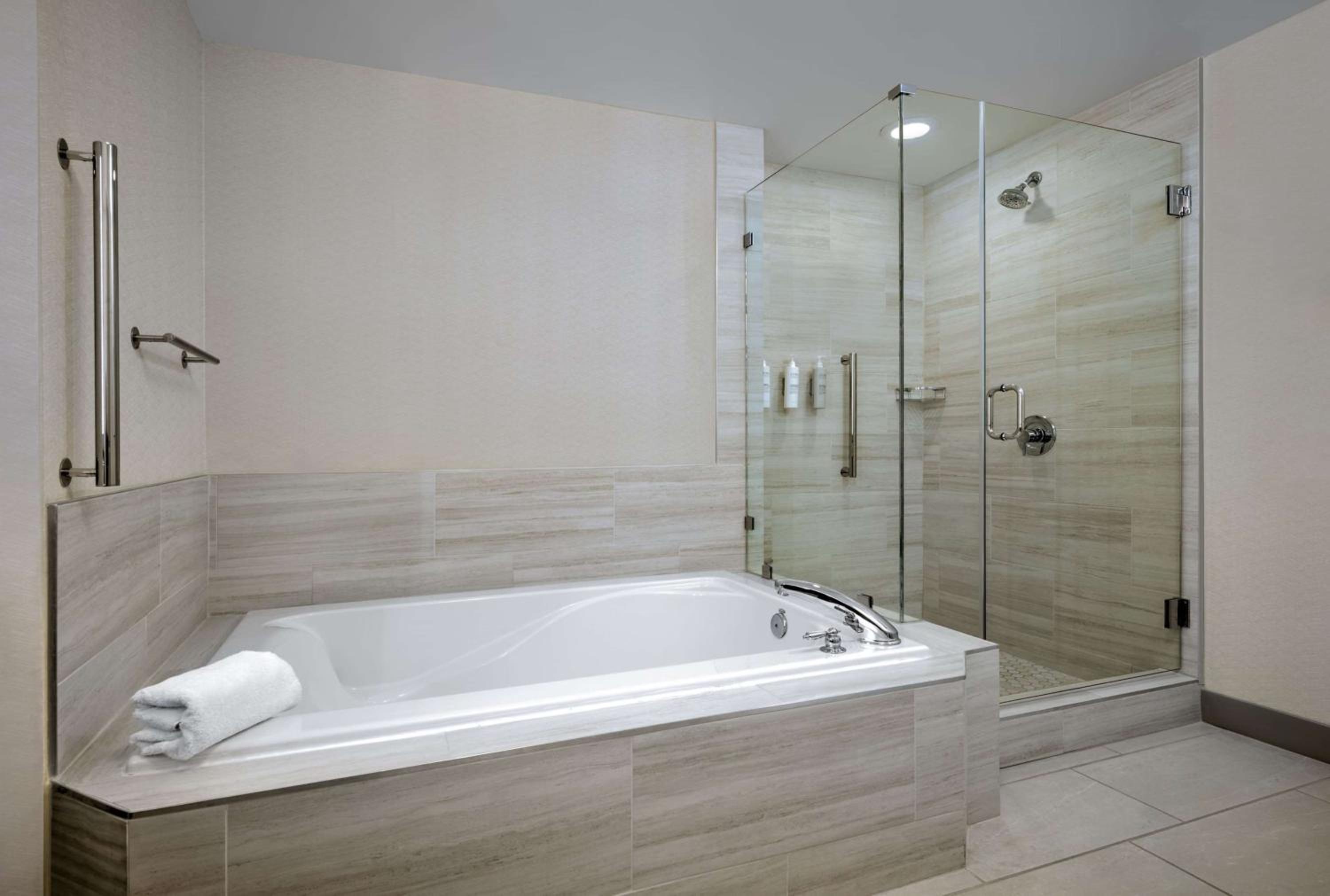 One-Bedroom King Suite with Sofa Bed - Photo 2