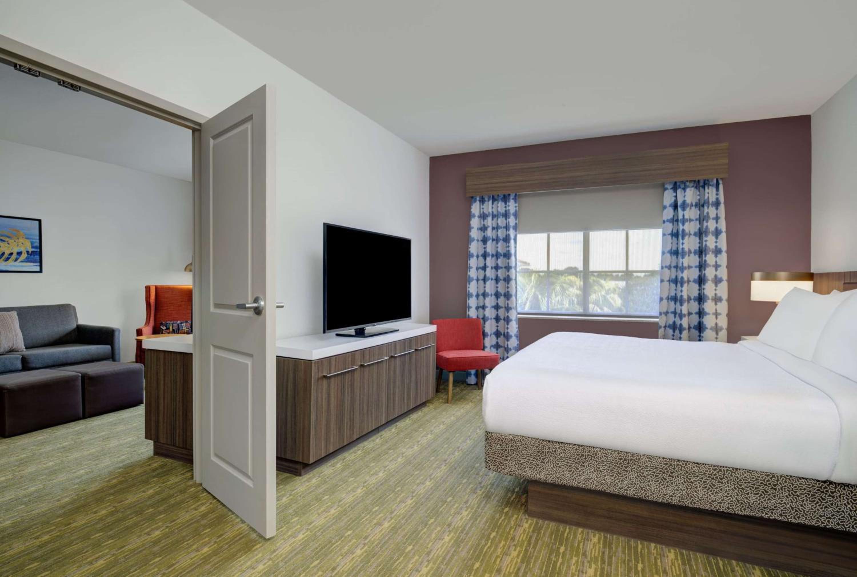 One-Bedroom King Suite with Sofa Bed - Photo 3
