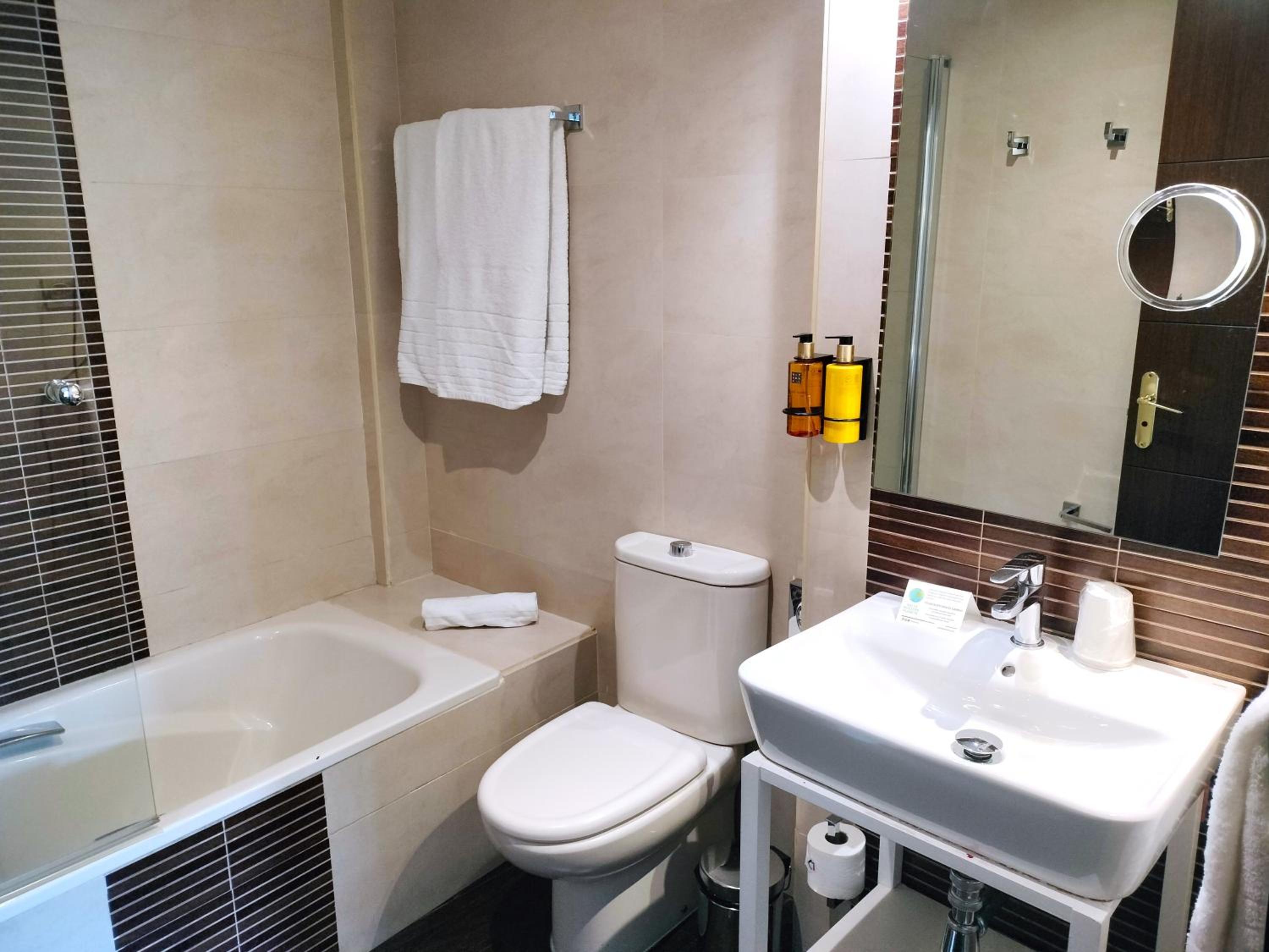 Double or Twin Room with Balcony - Photo 7