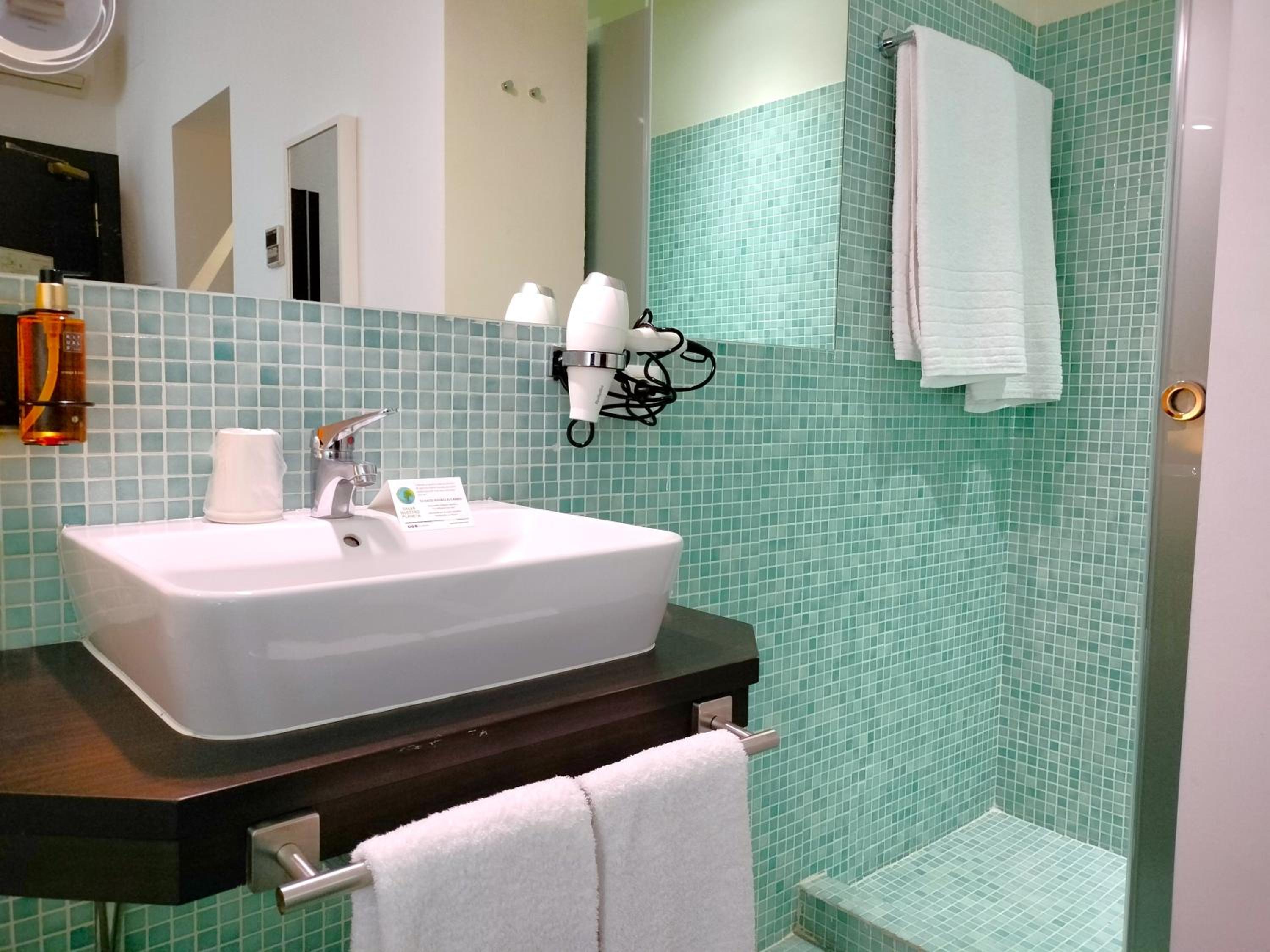 Double or Twin Room - Photo 9