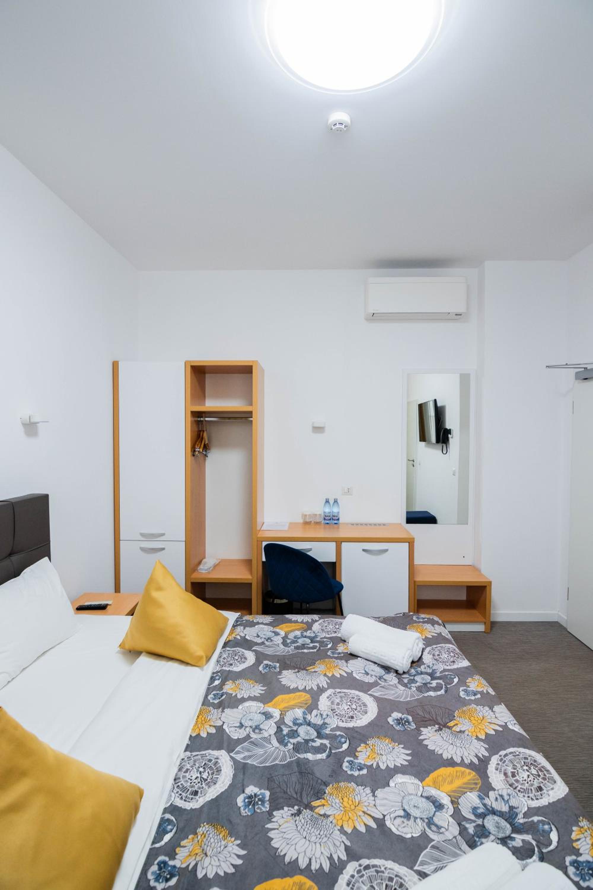 Standard Double Room - Photo 3